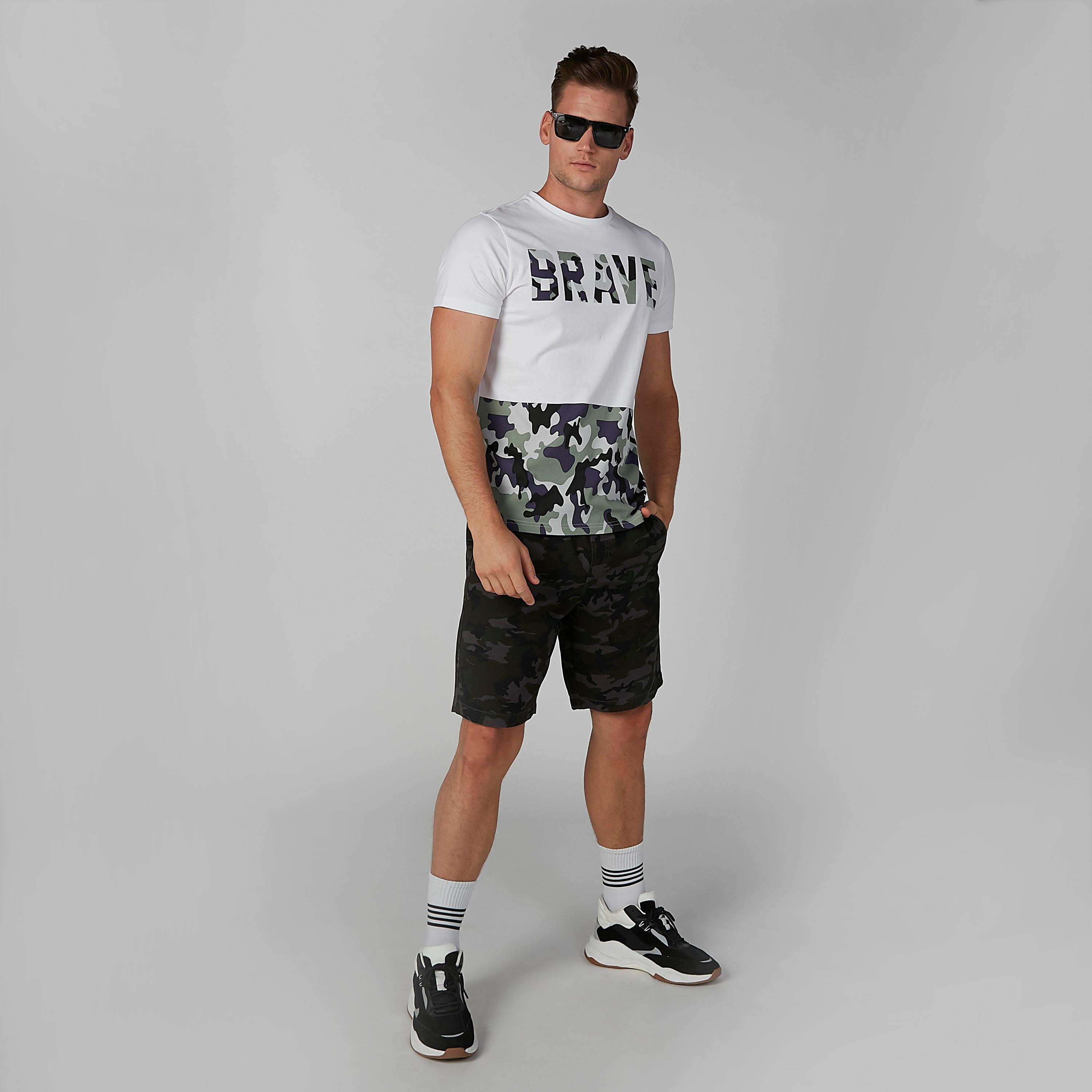 تيشيرت مستدام بقصّة سليم وياقة ضيّقة وطبعات -men-clothing-tshirtsandpolos-tshirts-image-2