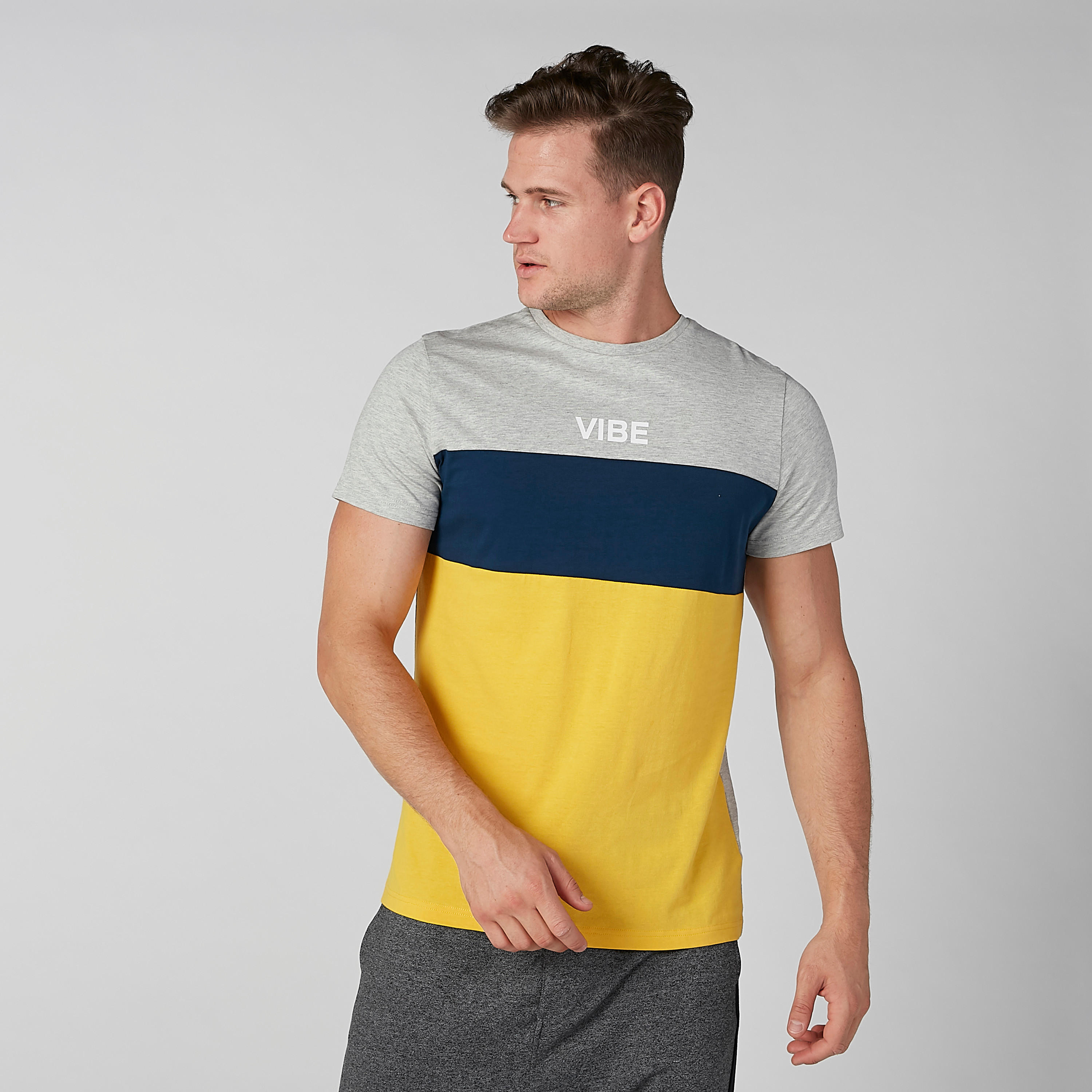 تيشيرت مستدام بقصّة سليم وياقة ضيّقة وطبعات-men-clothing-tshirtsandpolos-tshirts-image-1