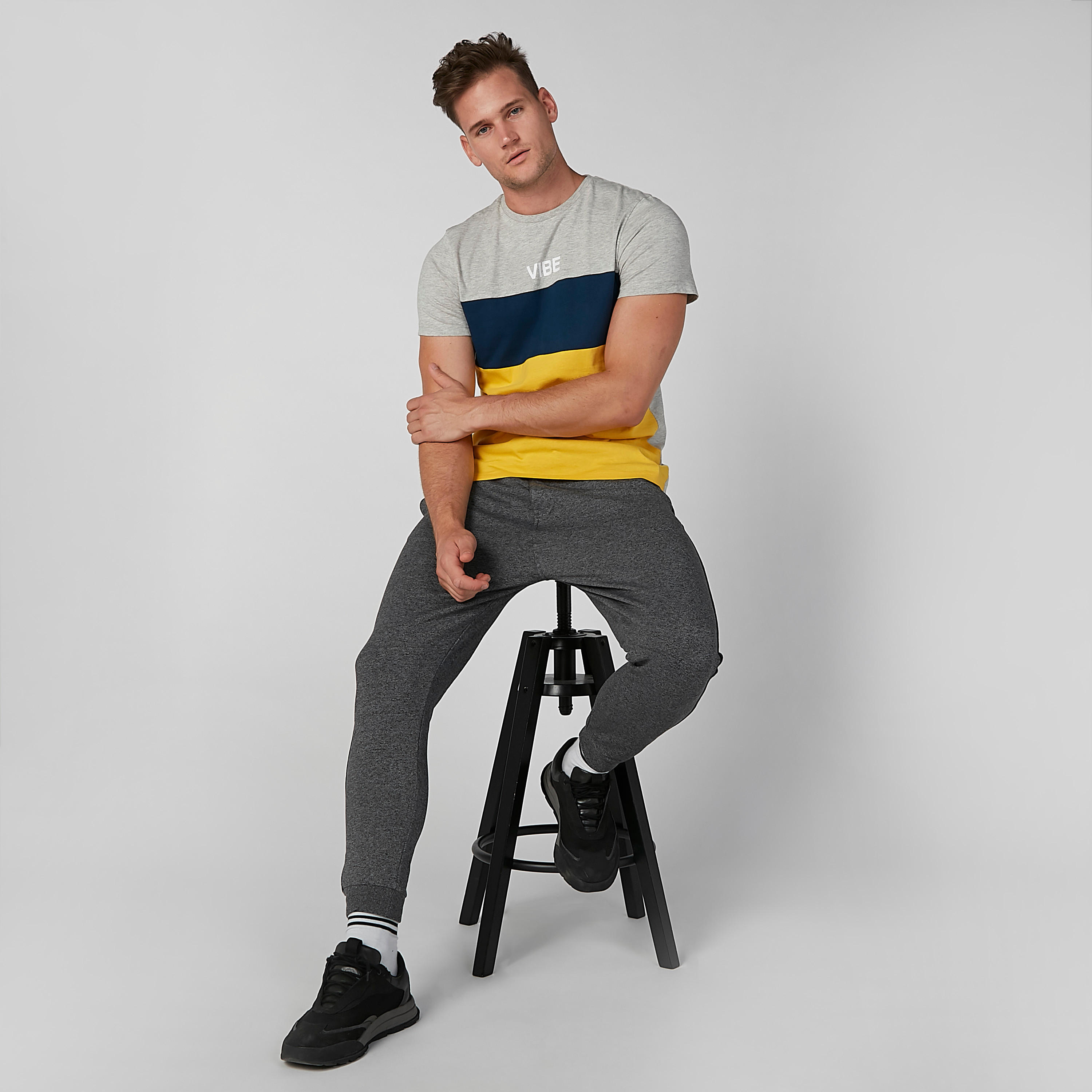 تيشيرت مستدام بقصّة سليم وياقة ضيّقة وطبعات-men-clothing-tshirtsandpolos-tshirts-image-2