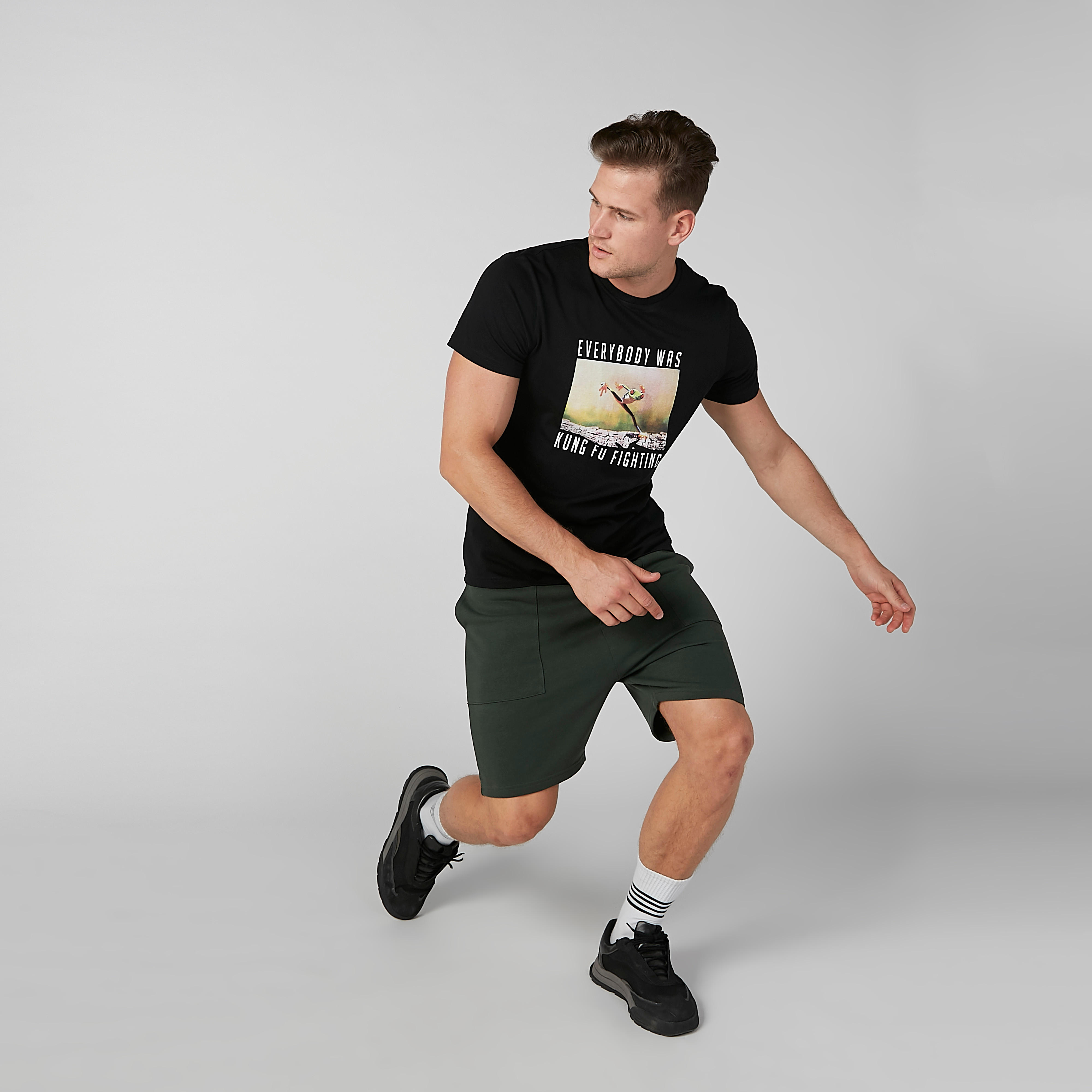 تيشيرت مستدام بقصّة سليم وياقة ضيّقة وطبعات-men-clothing-tshirtsandpolos-tshirts-image-1