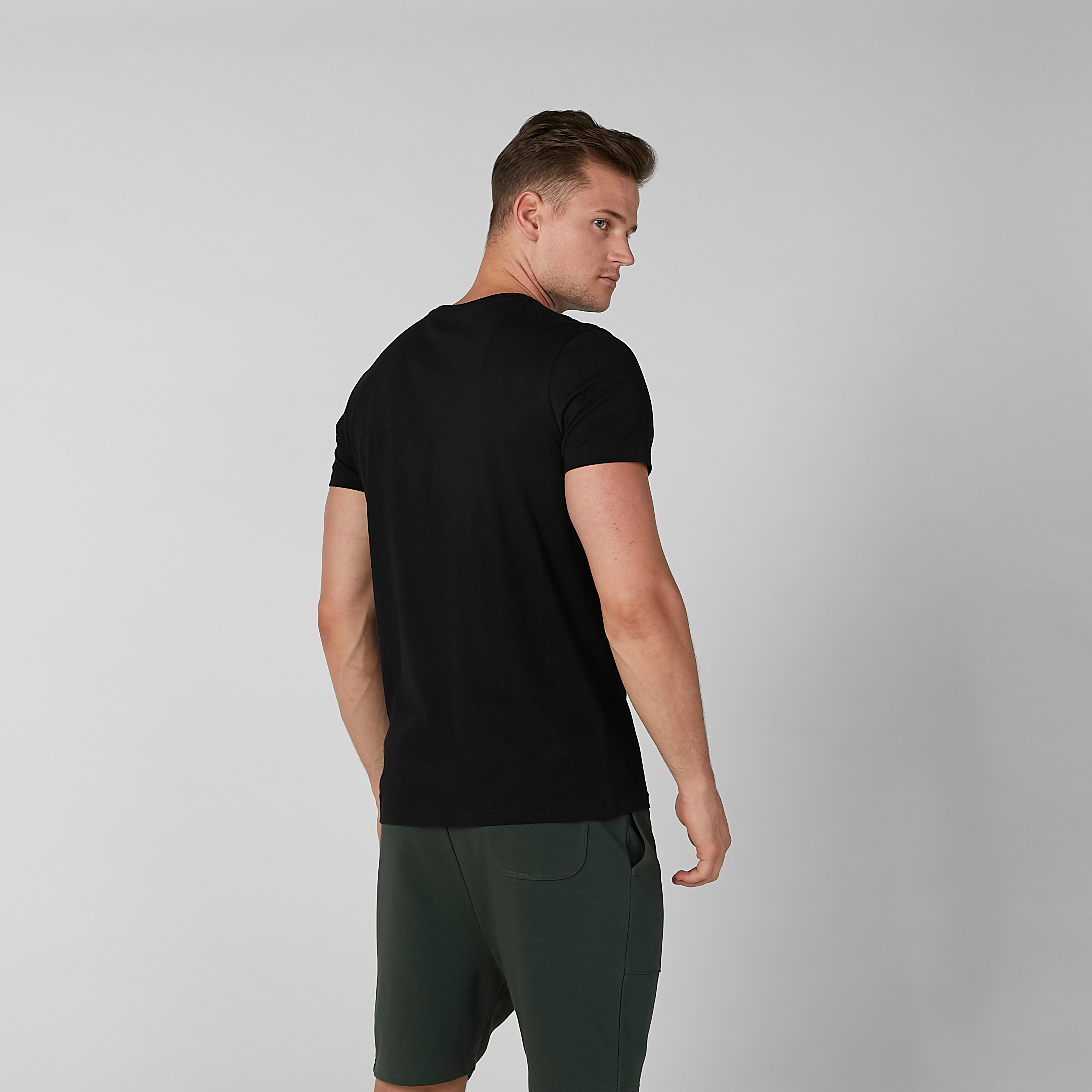 تيشيرت مستدام بقصّة سليم وياقة ضيّقة وطبعات-men-clothing-tshirtsandpolos-tshirts-image-2