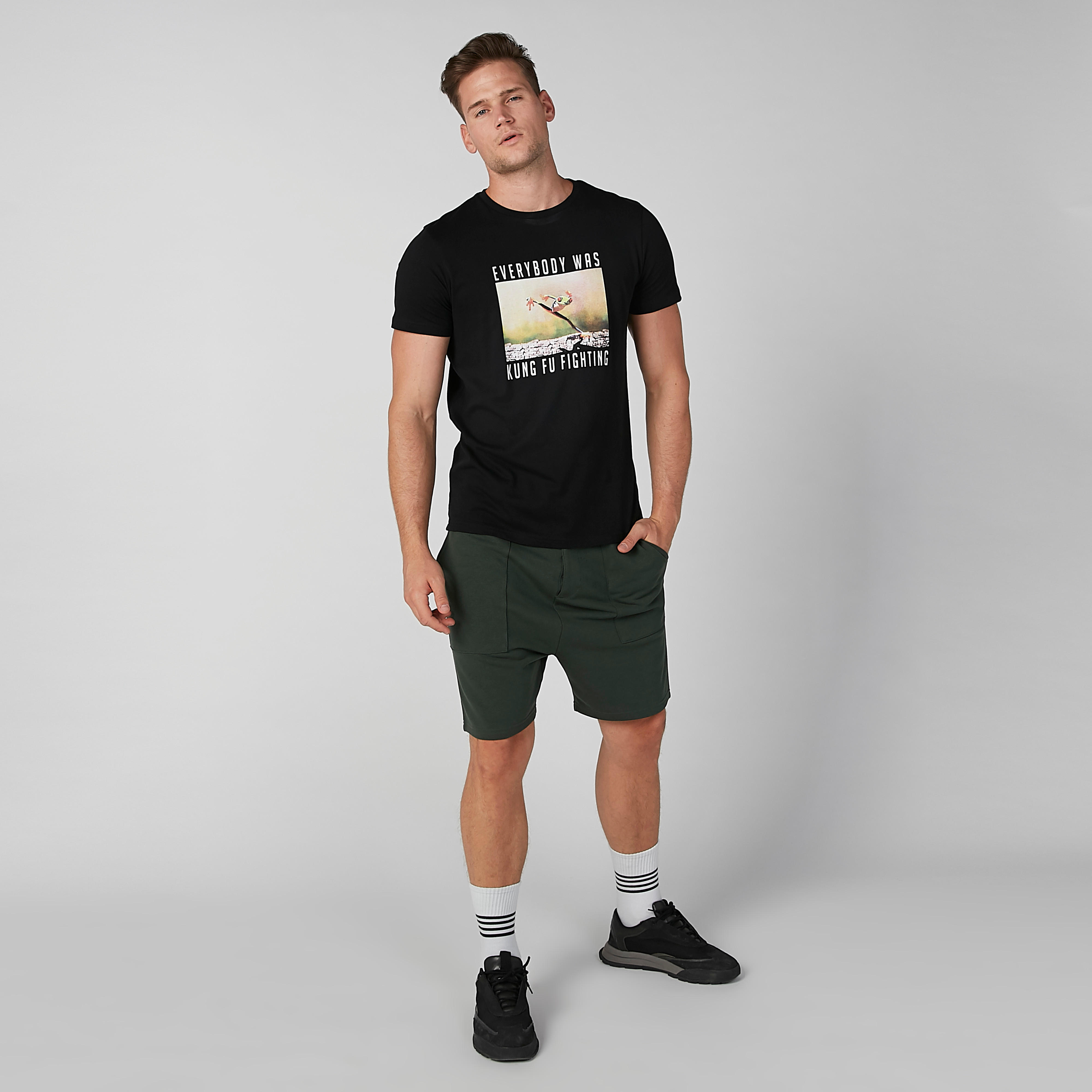 تيشيرت مستدام بقصّة سليم وياقة ضيّقة وطبعات-men-clothing-tshirtsandpolos-tshirts-image-3