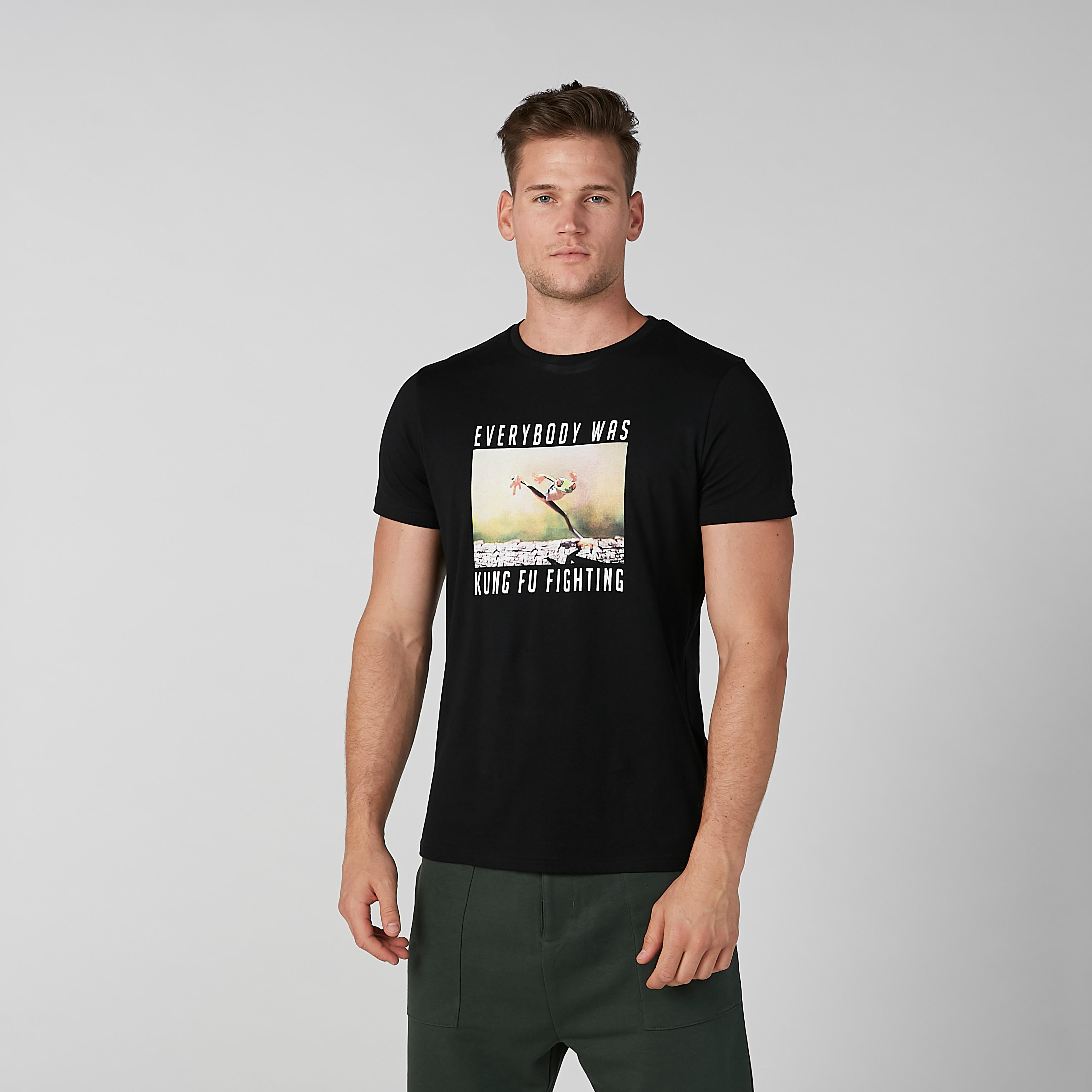 تيشيرت مستدام بقصّة سليم وياقة ضيّقة وطبعات-men-clothing-tshirtsandpolos-tshirts-image-4