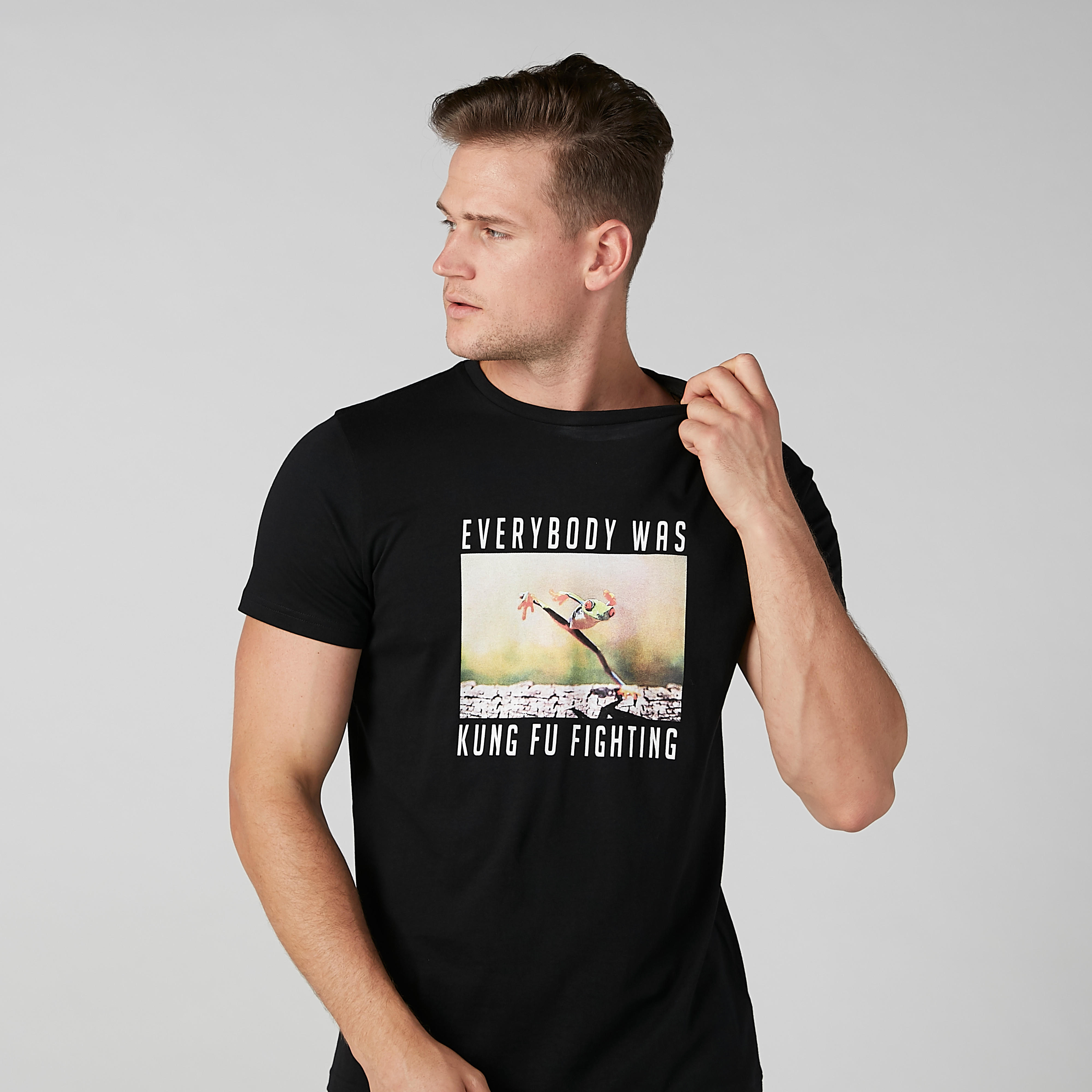 تيشيرت مستدام بقصّة سليم وياقة ضيّقة وطبعات-men-clothing-tshirtsandpolos-tshirts-image-5