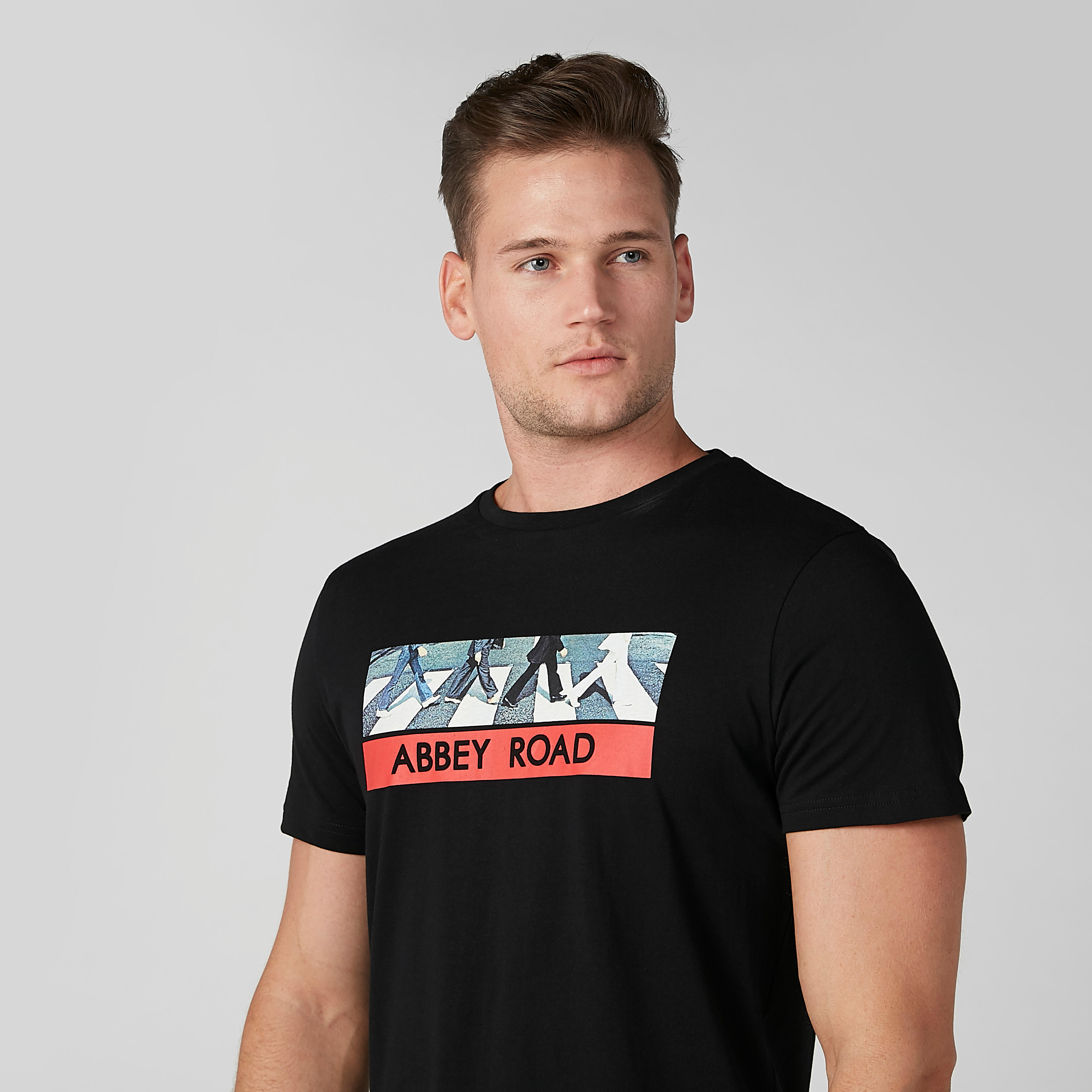 تيشيرت مستدام بقصّة سليم وياقة ضيّقة وطبعات-men-clothing-tshirtsandpolos-tshirts-image-3