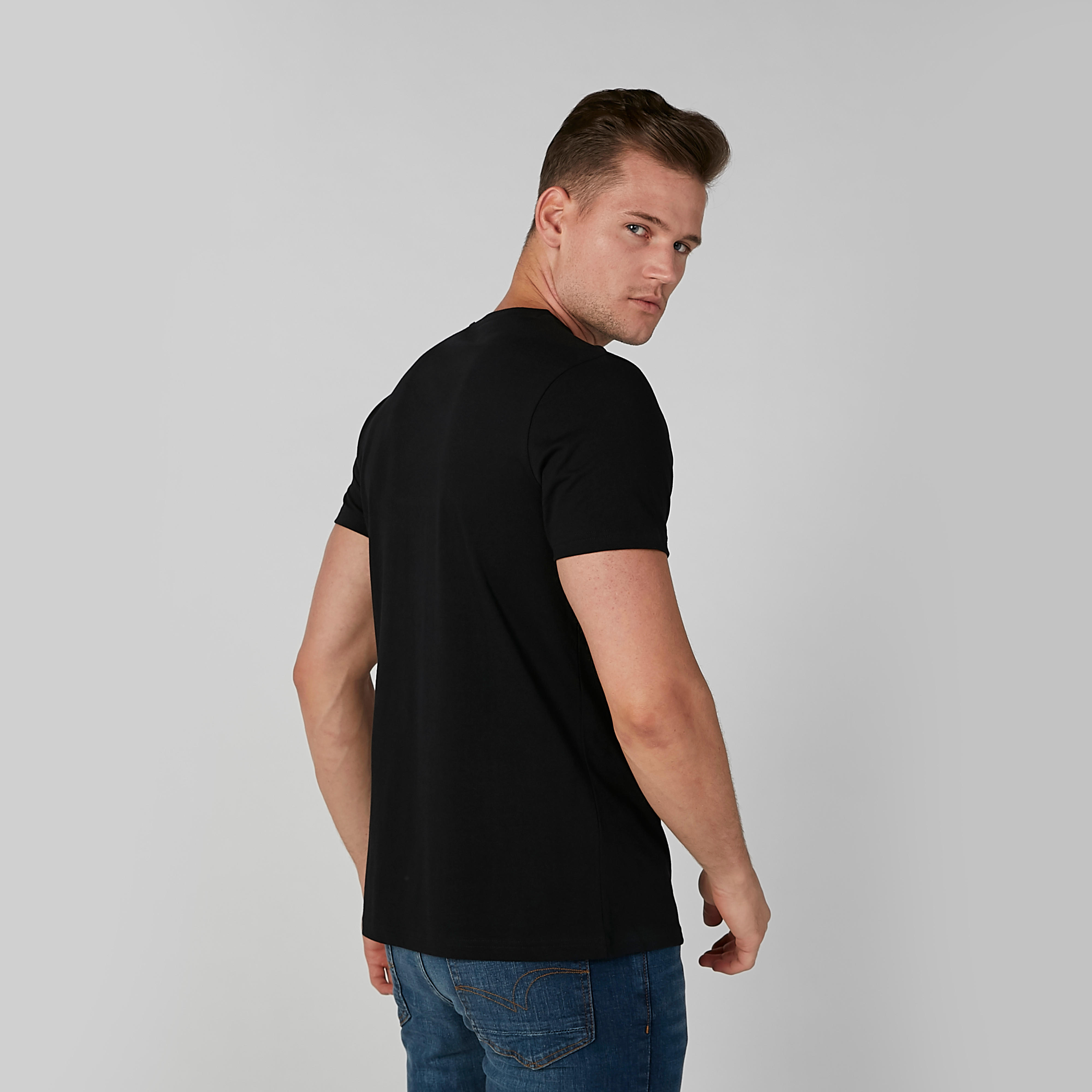 تيشيرت مستدام بقصّة سليم وياقة ضيّقة وطبعات-men-clothing-tshirtsandpolos-tshirts-image-4