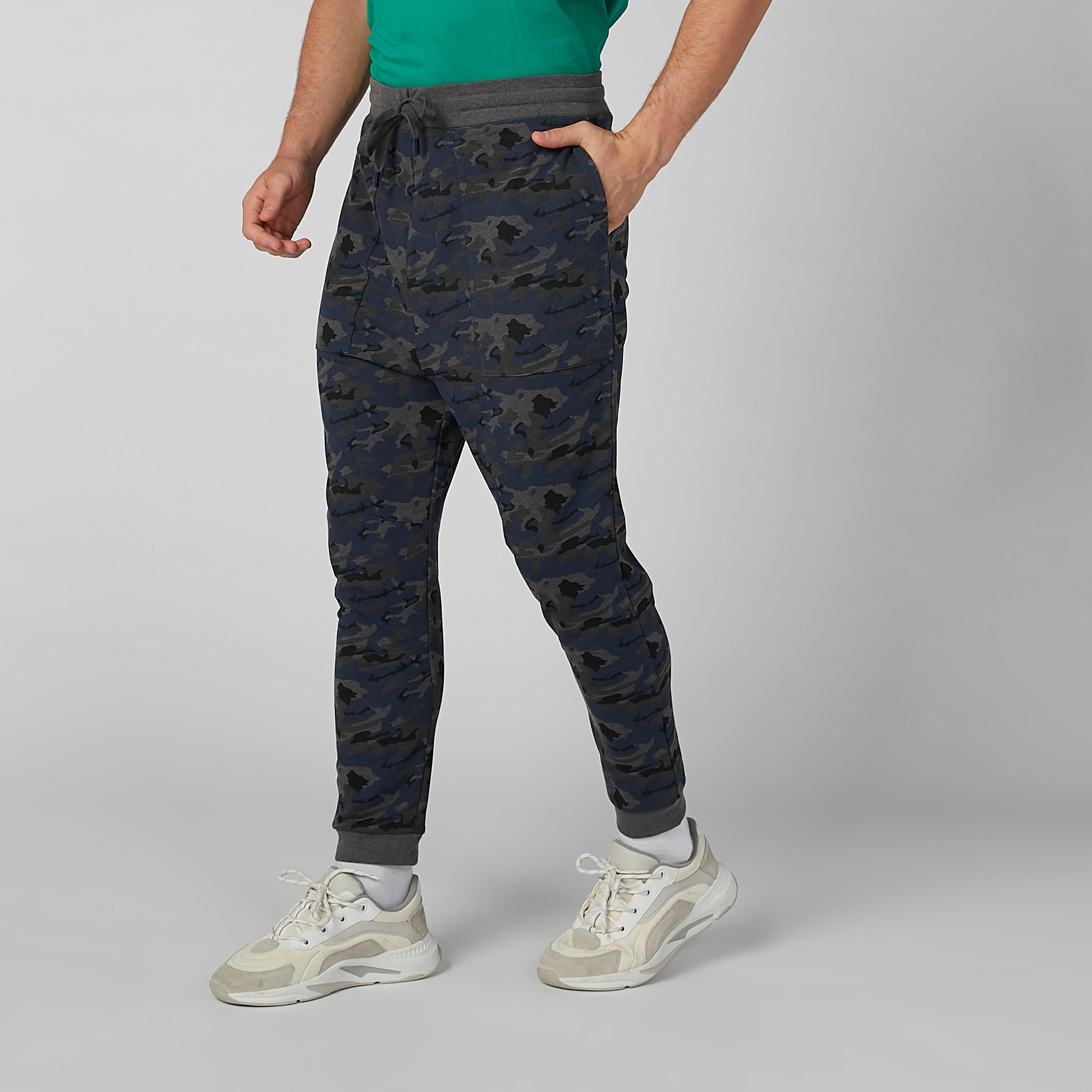 بنطلون رياضي مستدام بجيوب وطبعات مموهّة -men-clothing-bottoms-joggers-image-1