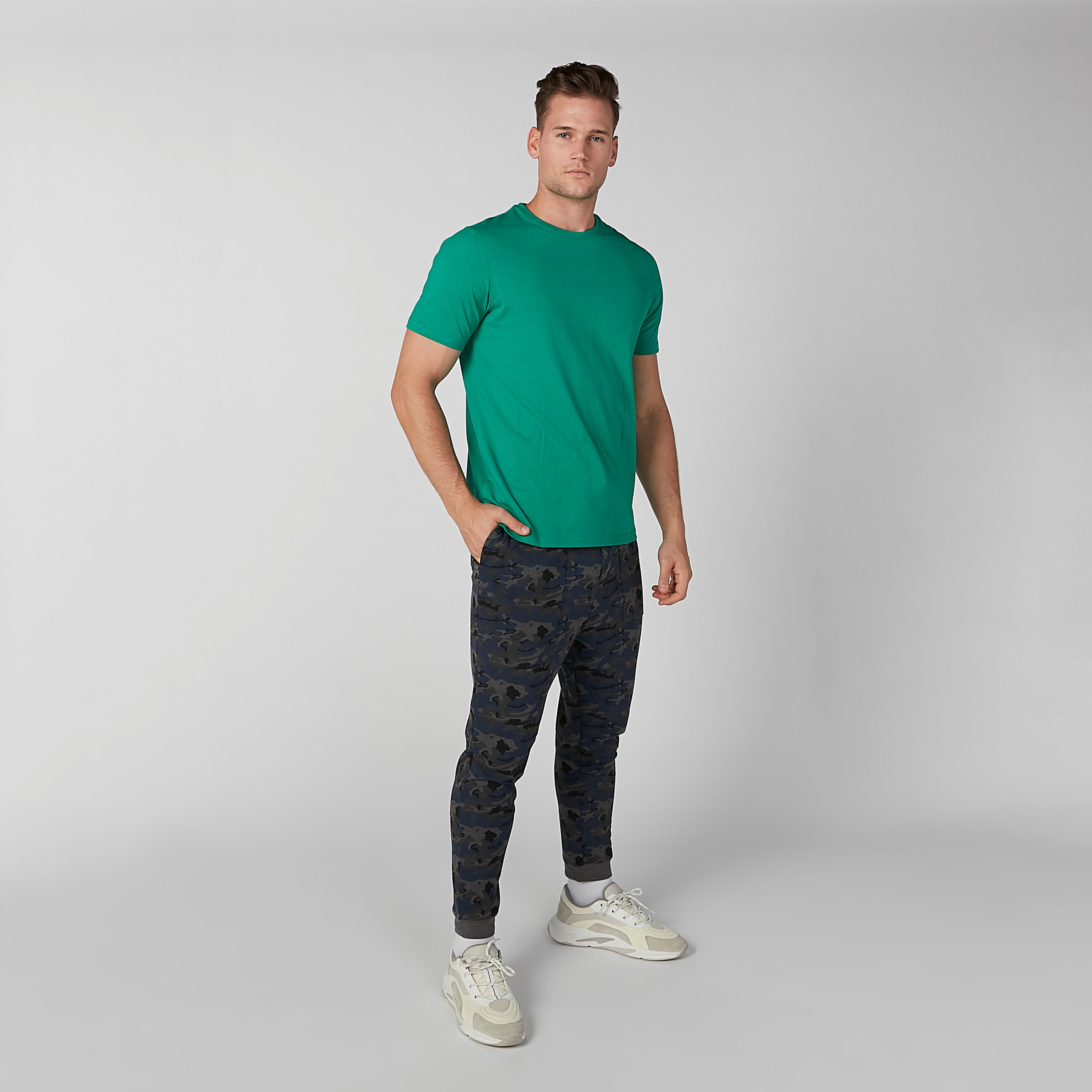 بنطلون رياضي مستدام بجيوب وطبعات مموهّة -men-clothing-bottoms-joggers-image-2