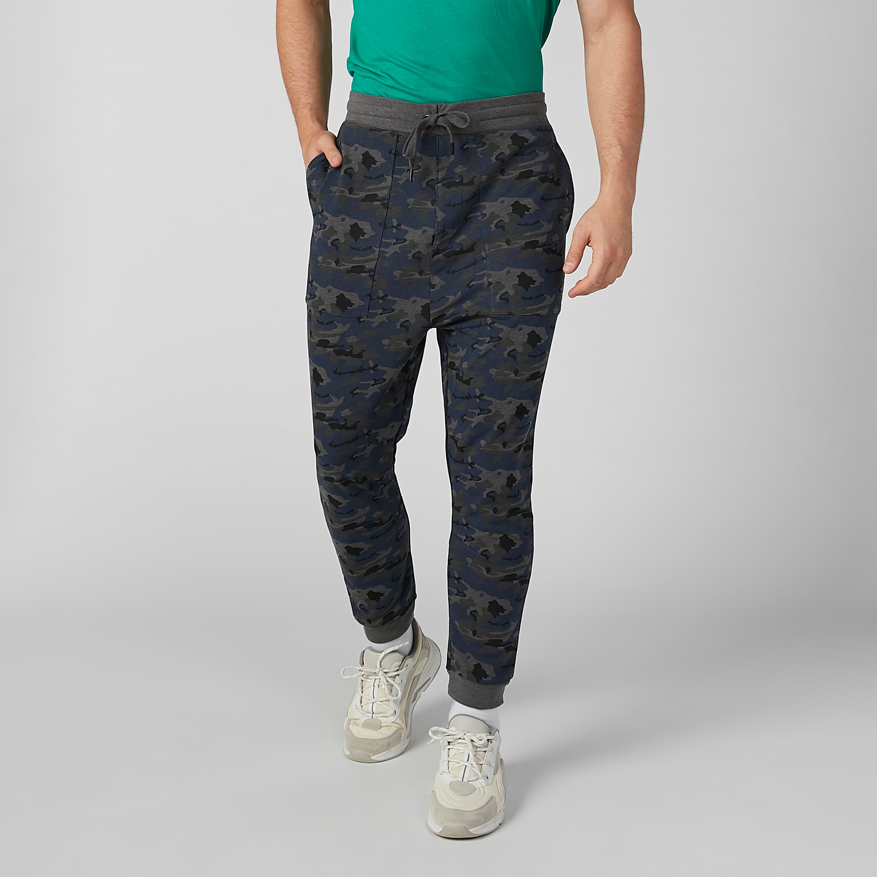 بنطلون رياضي مستدام بجيوب وطبعات مموهّة -men-clothing-bottoms-joggers-image-3