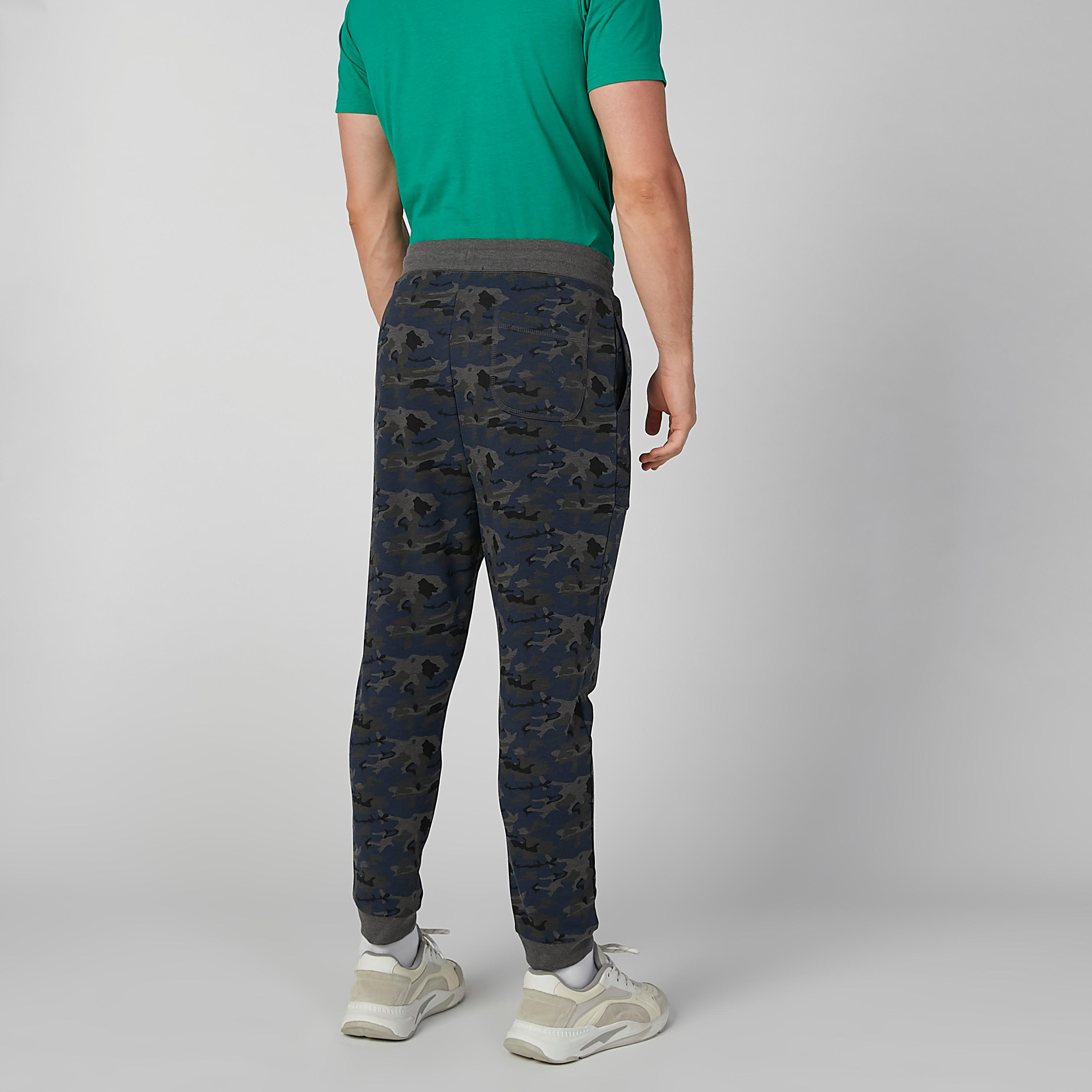 بنطلون رياضي مستدام بجيوب وطبعات مموهّة -men-clothing-bottoms-joggers-image-4