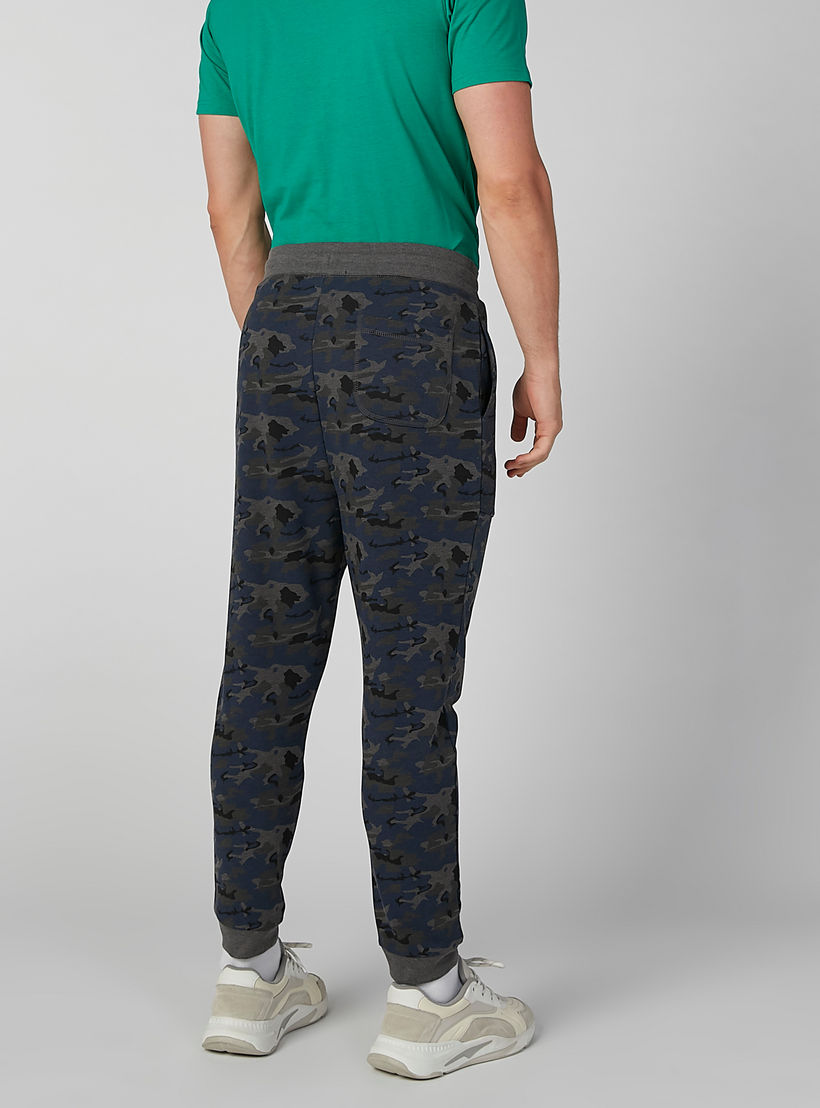 بنطلون رياضي مستدام بجيوب وطبعات مموهّة -men-clothing-bottoms-joggers-image-4