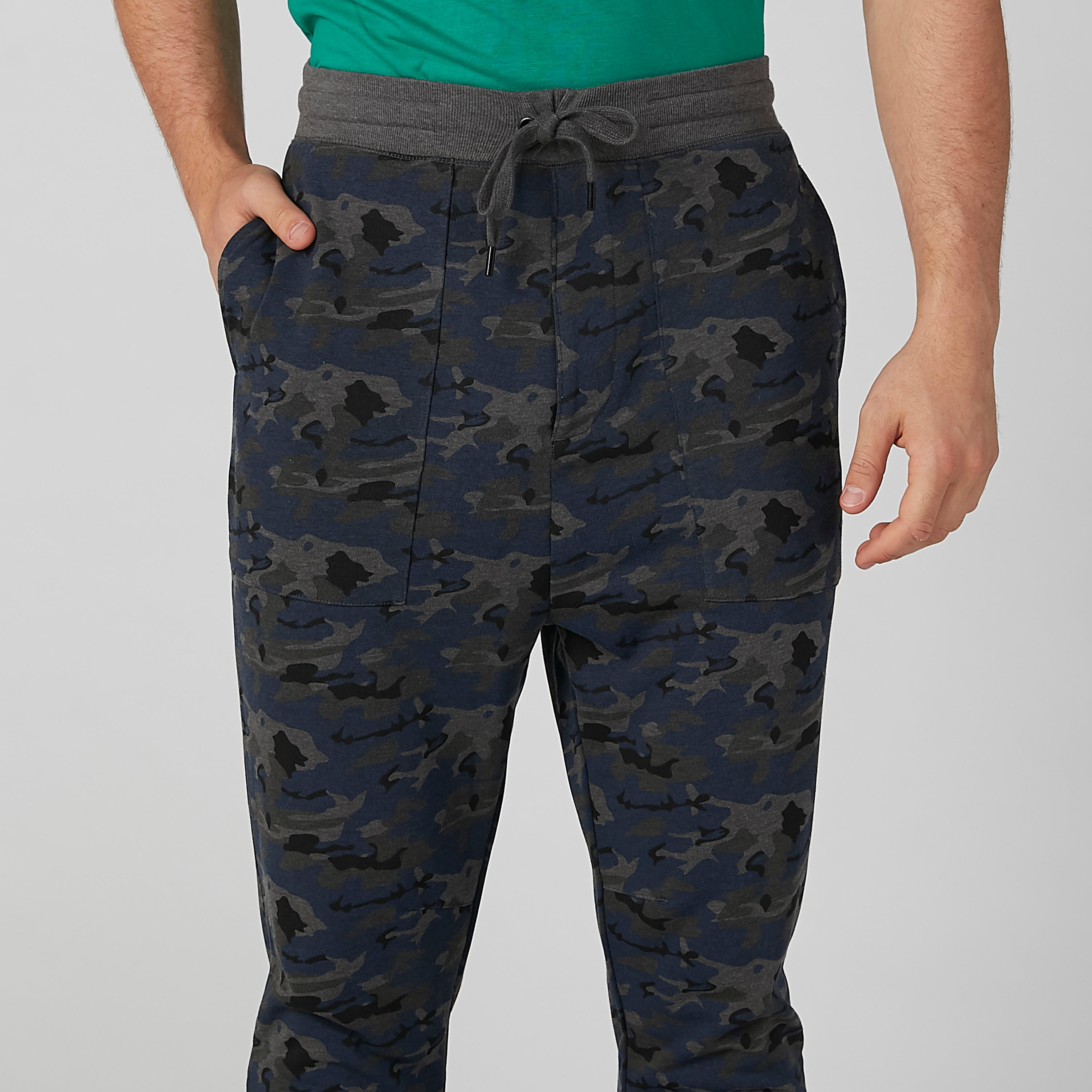 بنطلون رياضي مستدام بجيوب وطبعات مموهّة -men-clothing-bottoms-joggers-image-5