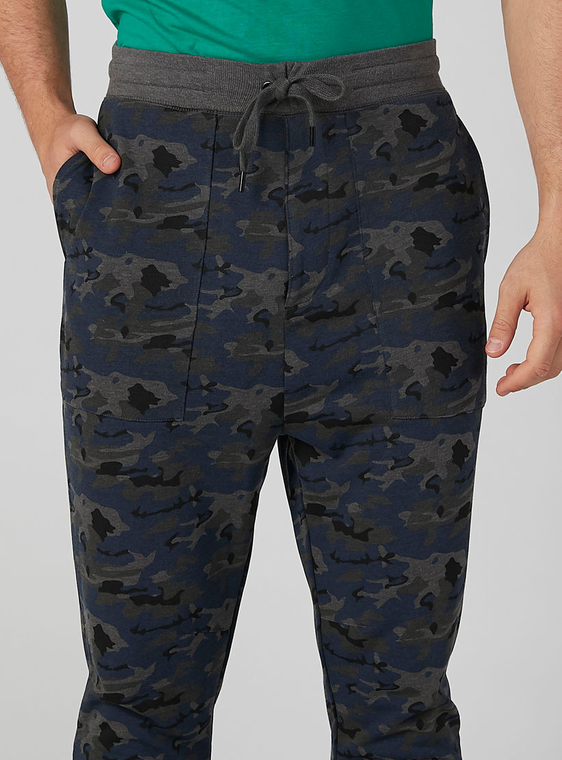 بنطلون رياضي مستدام بجيوب وطبعات مموهّة -men-clothing-bottoms-joggers-image-5