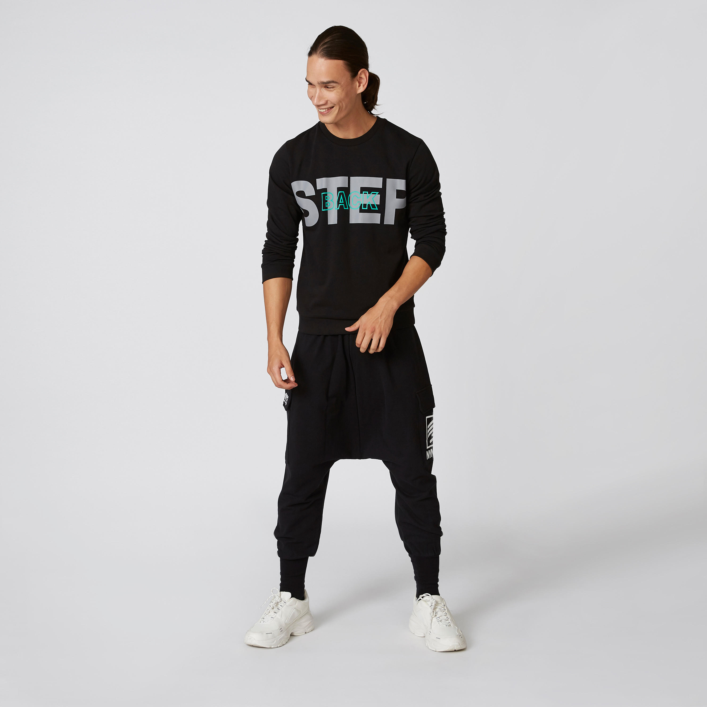 سويت شيرت بياقة مستديرة وأكمام طويلة وطبعات-men-winterwear-hoodiesandsweatshirts-image-1