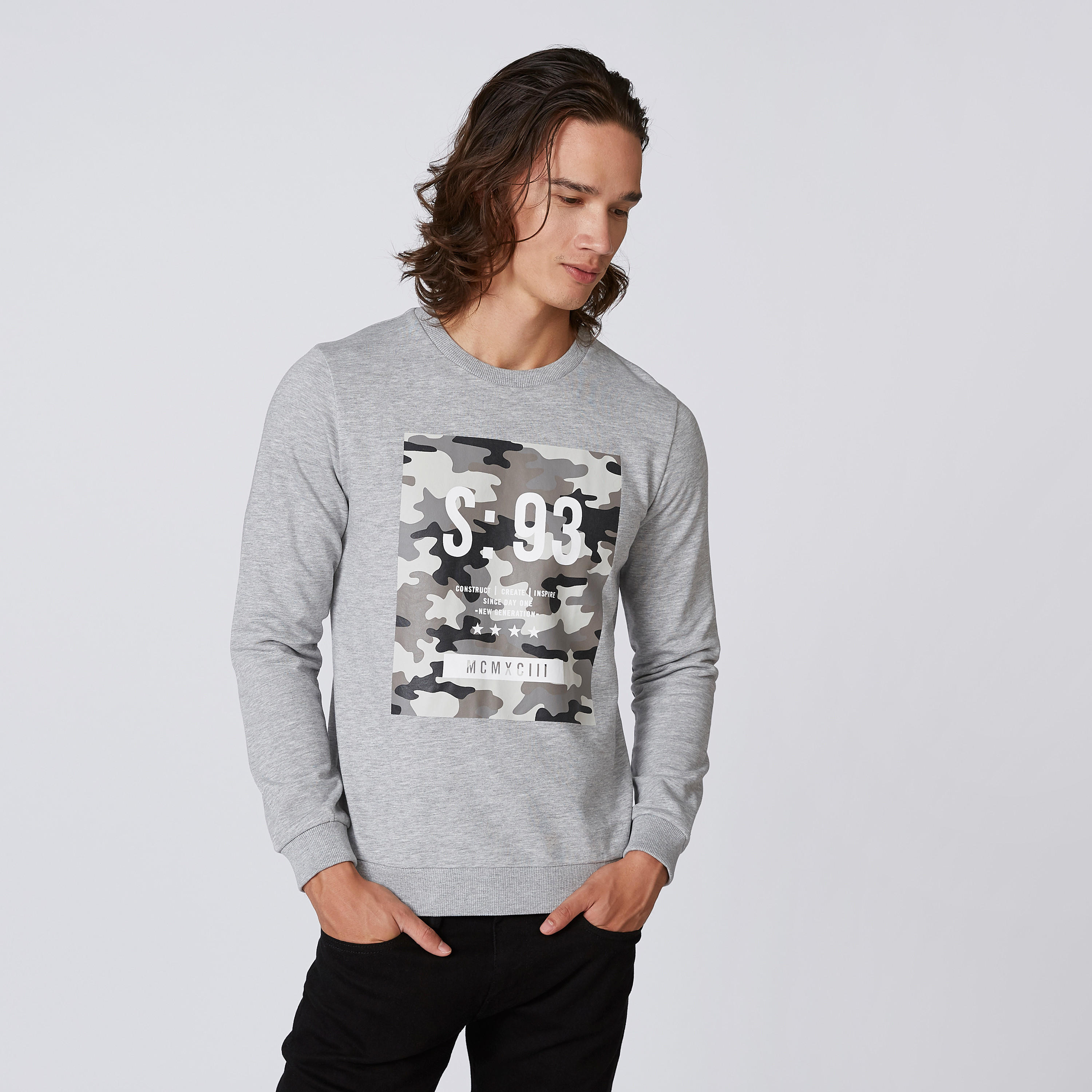 سويت شيرت بياقة مستديرة وأكمام طويلة وطبعات-men-winterwear-hoodiesandsweatshirts-image-1