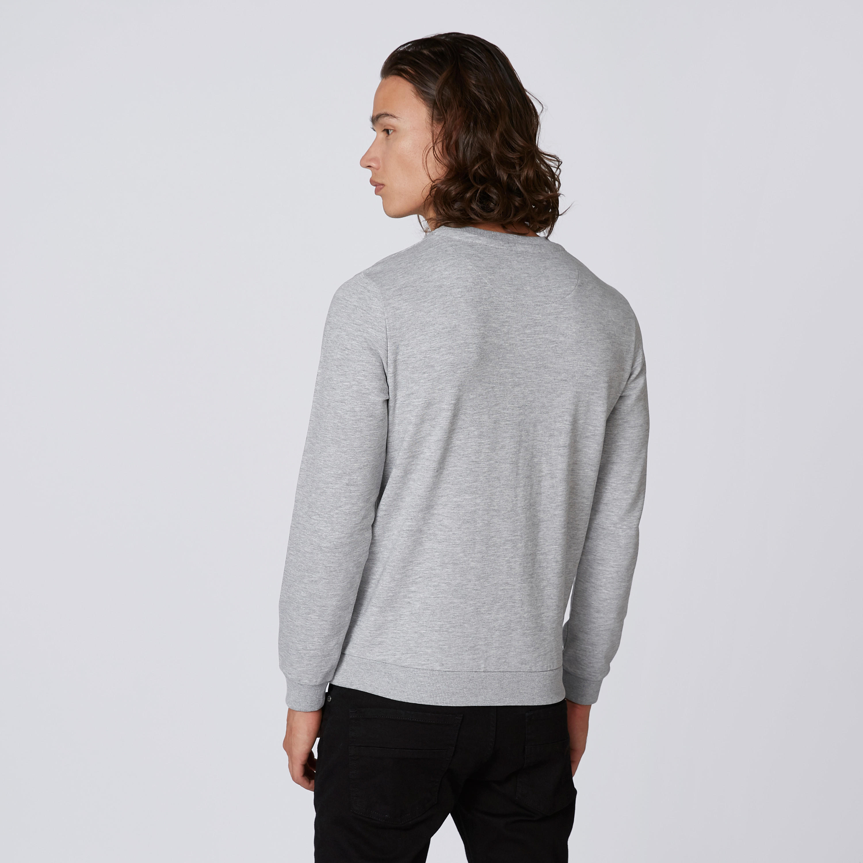 سويت شيرت بياقة مستديرة وأكمام طويلة وطبعات-men-winterwear-hoodiesandsweatshirts-image-2