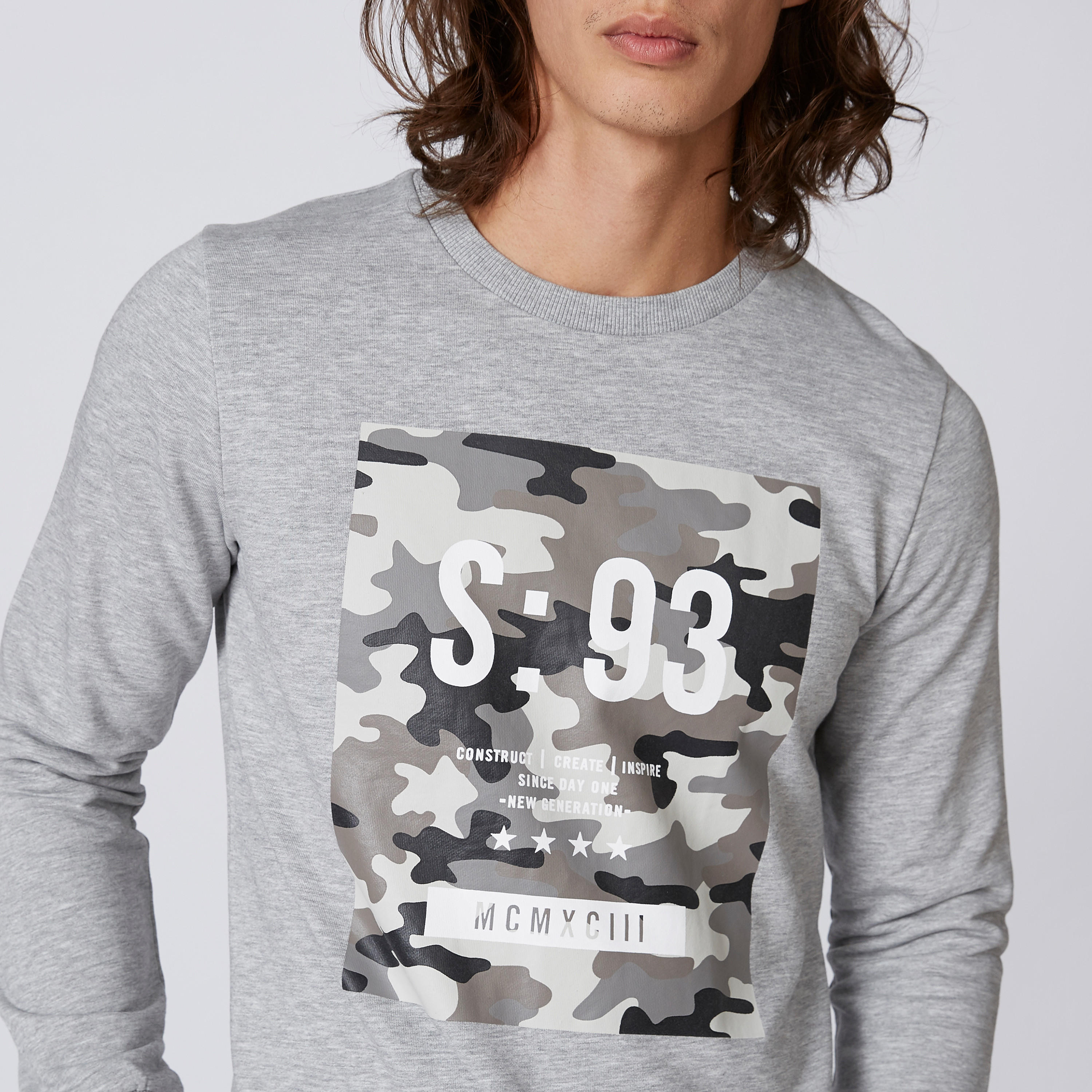 سويت شيرت بياقة مستديرة وأكمام طويلة وطبعات-men-winterwear-hoodiesandsweatshirts-image-3