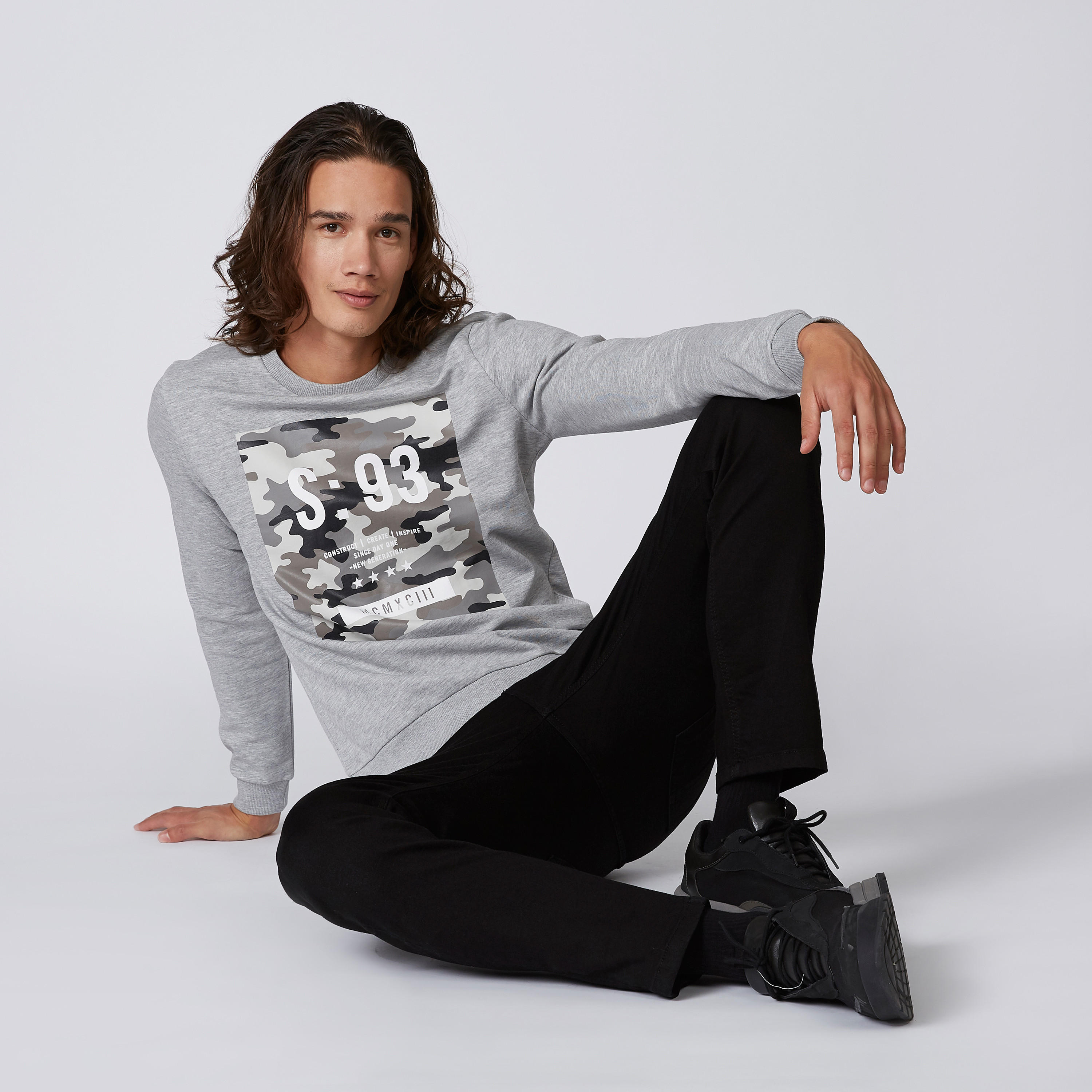 سويت شيرت بياقة مستديرة وأكمام طويلة وطبعات-men-winterwear-hoodiesandsweatshirts-image-4