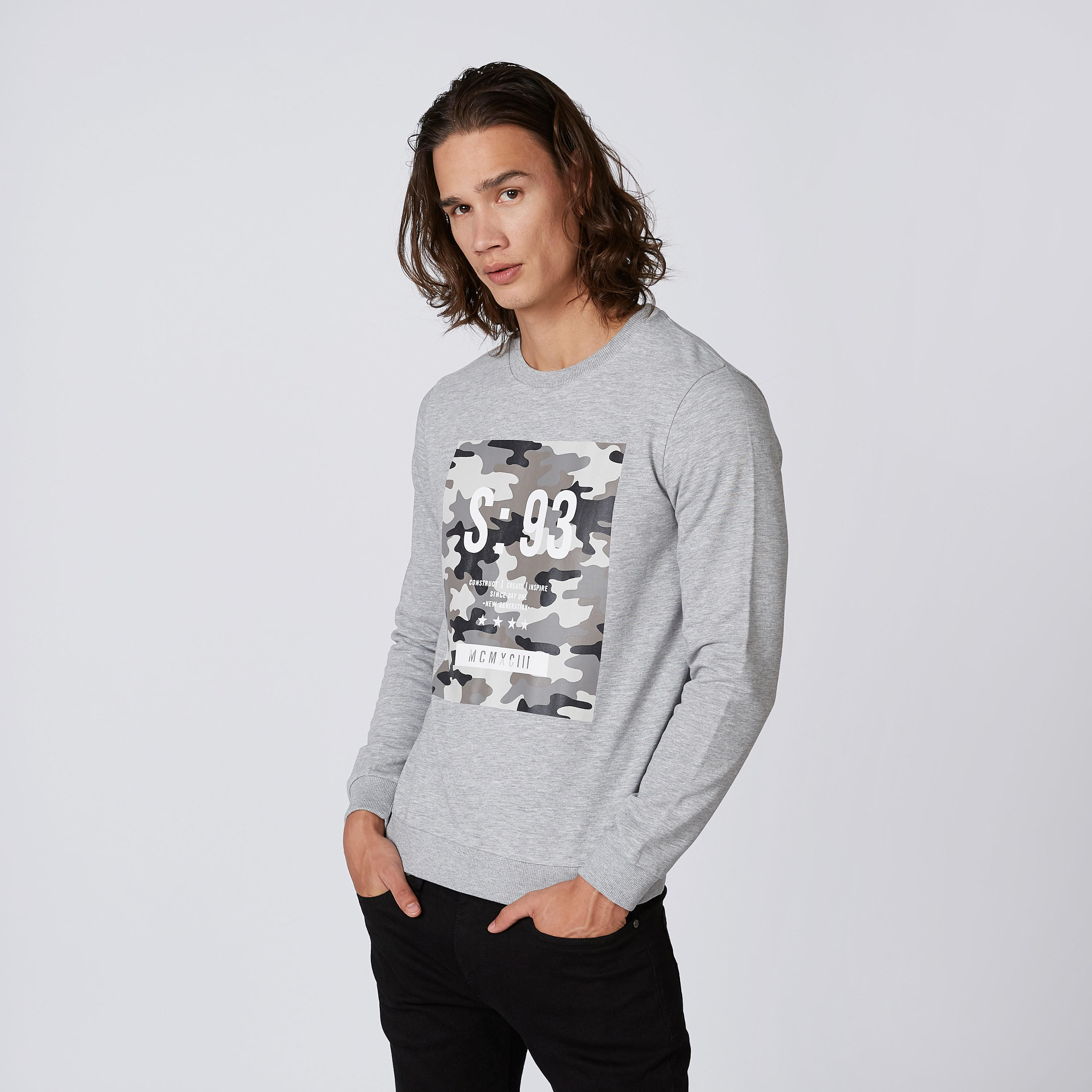 سويت شيرت بياقة مستديرة وأكمام طويلة وطبعات-men-winterwear-hoodiesandsweatshirts-image-5