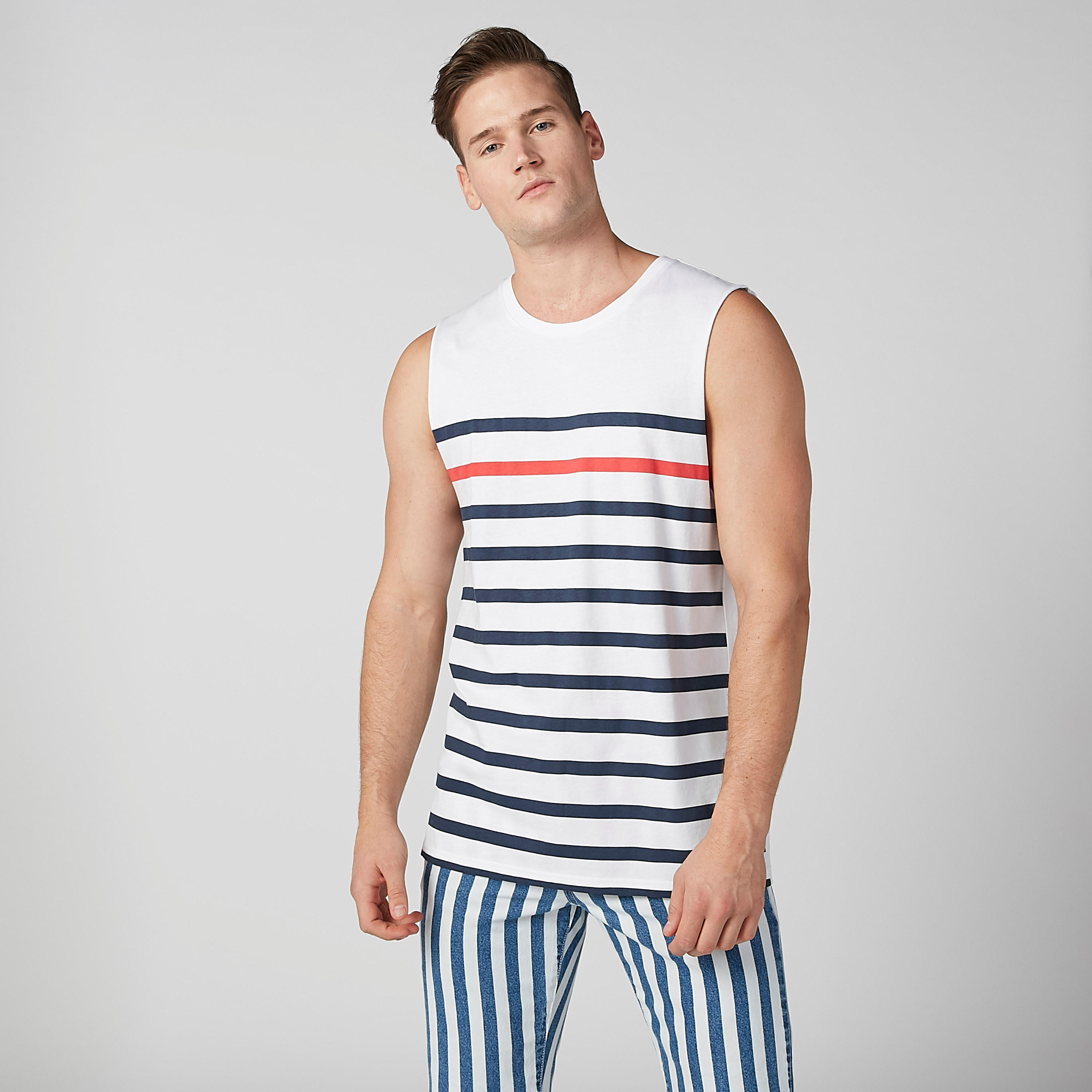 تيشيرت مستدام دون أكمام بقصّة سليم وياقة مستديرة وطبعات-men-clothing-tshirtsandpolos-tshirts-image-2