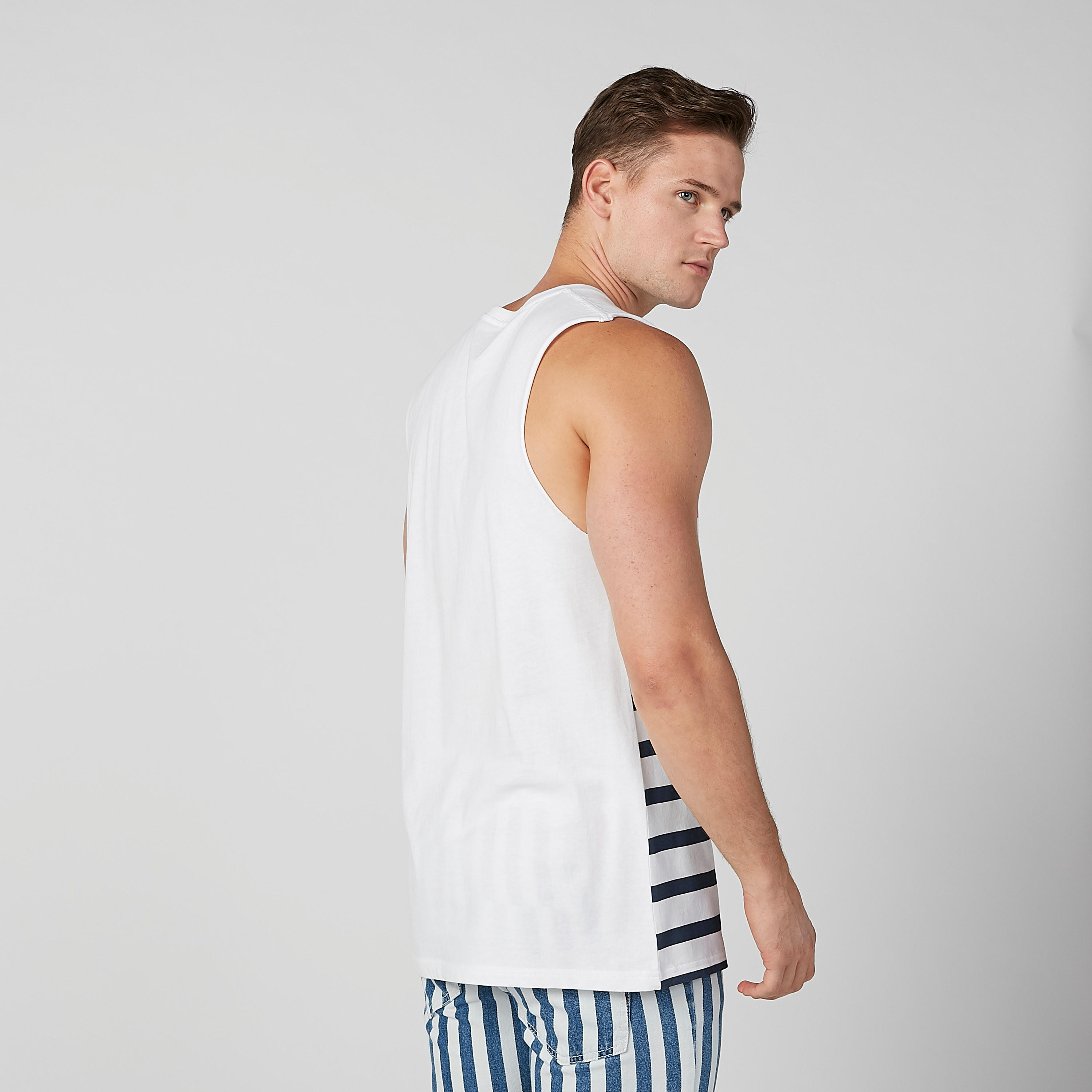 تيشيرت مستدام دون أكمام بقصّة سليم وياقة مستديرة وطبعات-men-clothing-tshirtsandpolos-tshirts-image-3