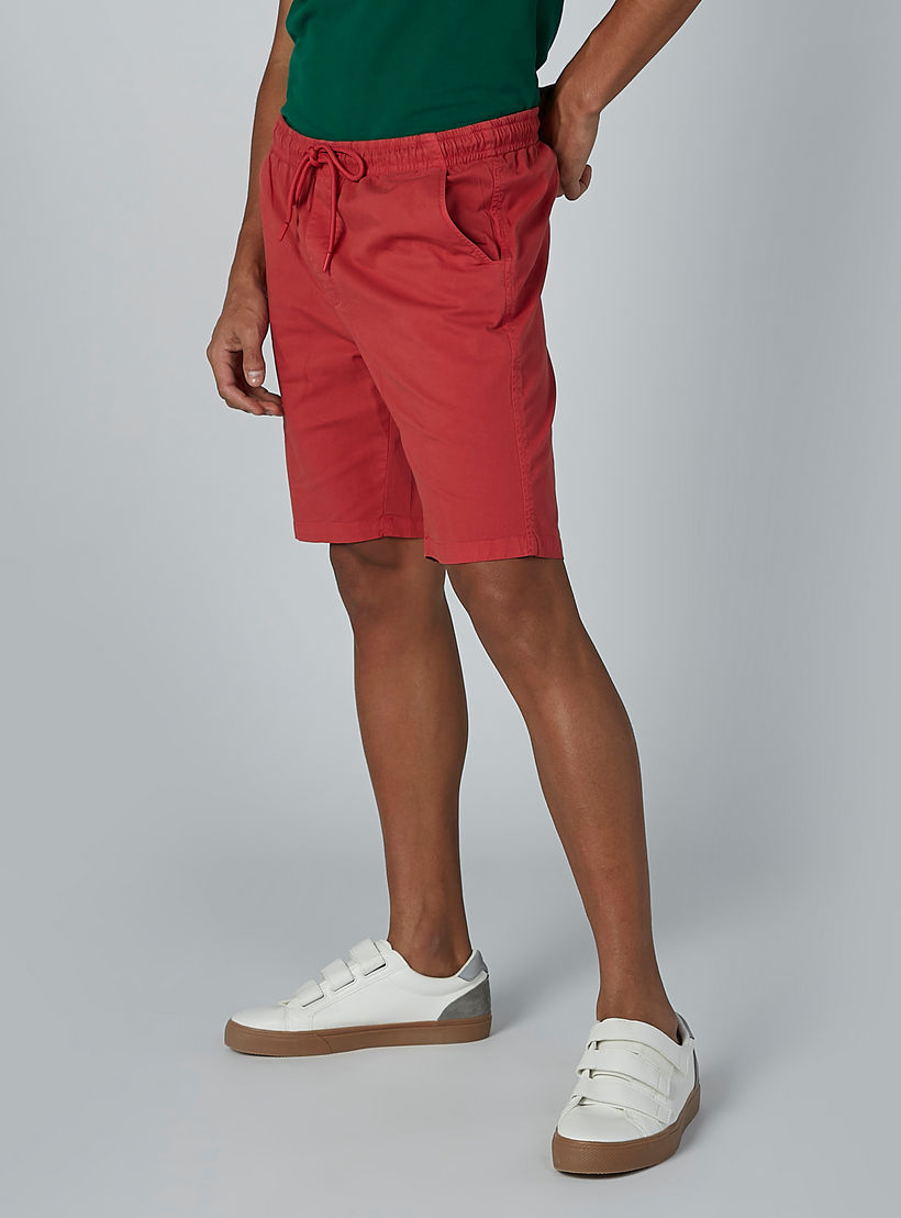 شورت دنيم بخصر متوسط ورباط وجيوب-men-clothing-bottoms-shorts-image-3