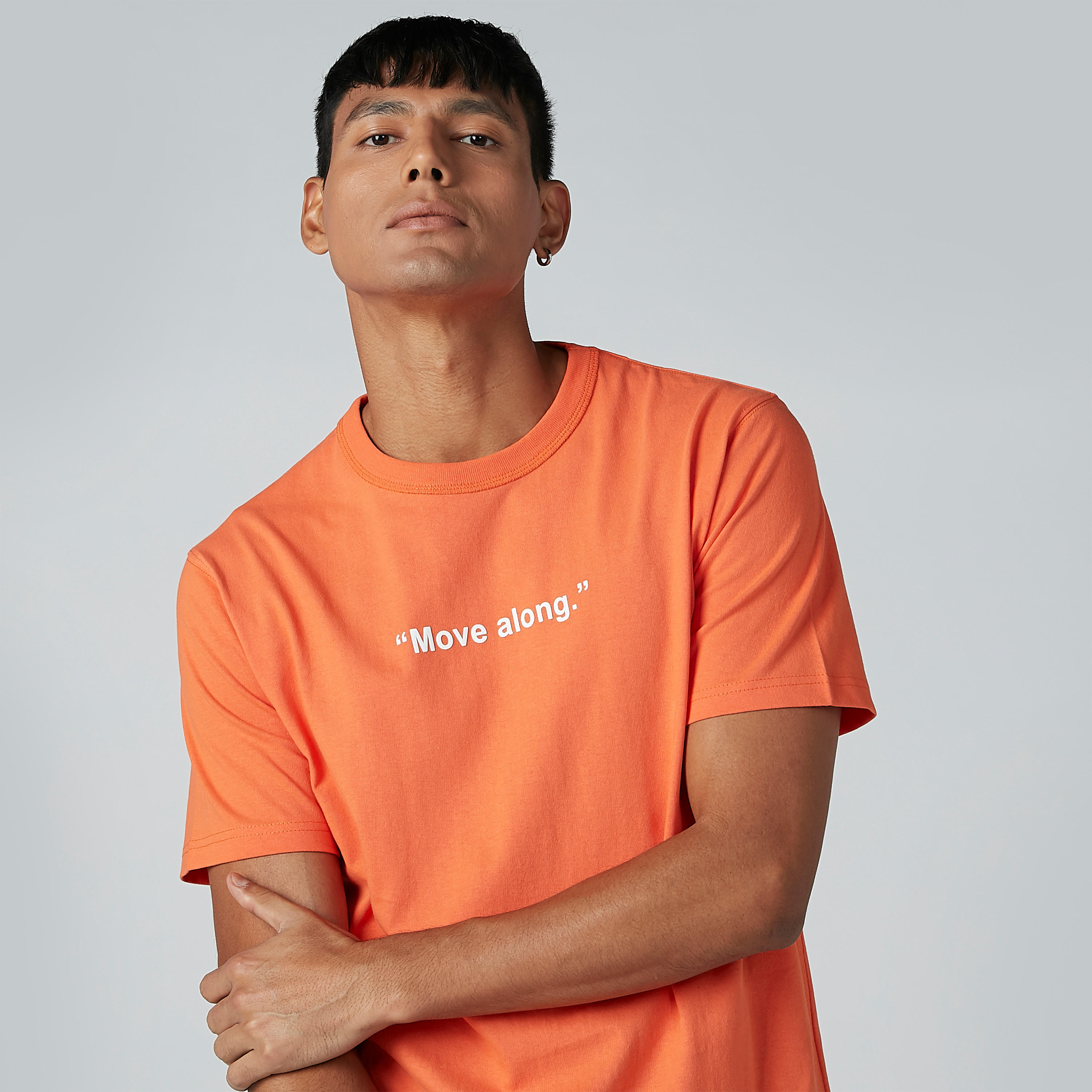 تيشيرت مستدام بياقة مستديرة وأكمام قصيرة وطبعات نصيّة-men-clothing-tshirtsandpolos-tshirts-image-1