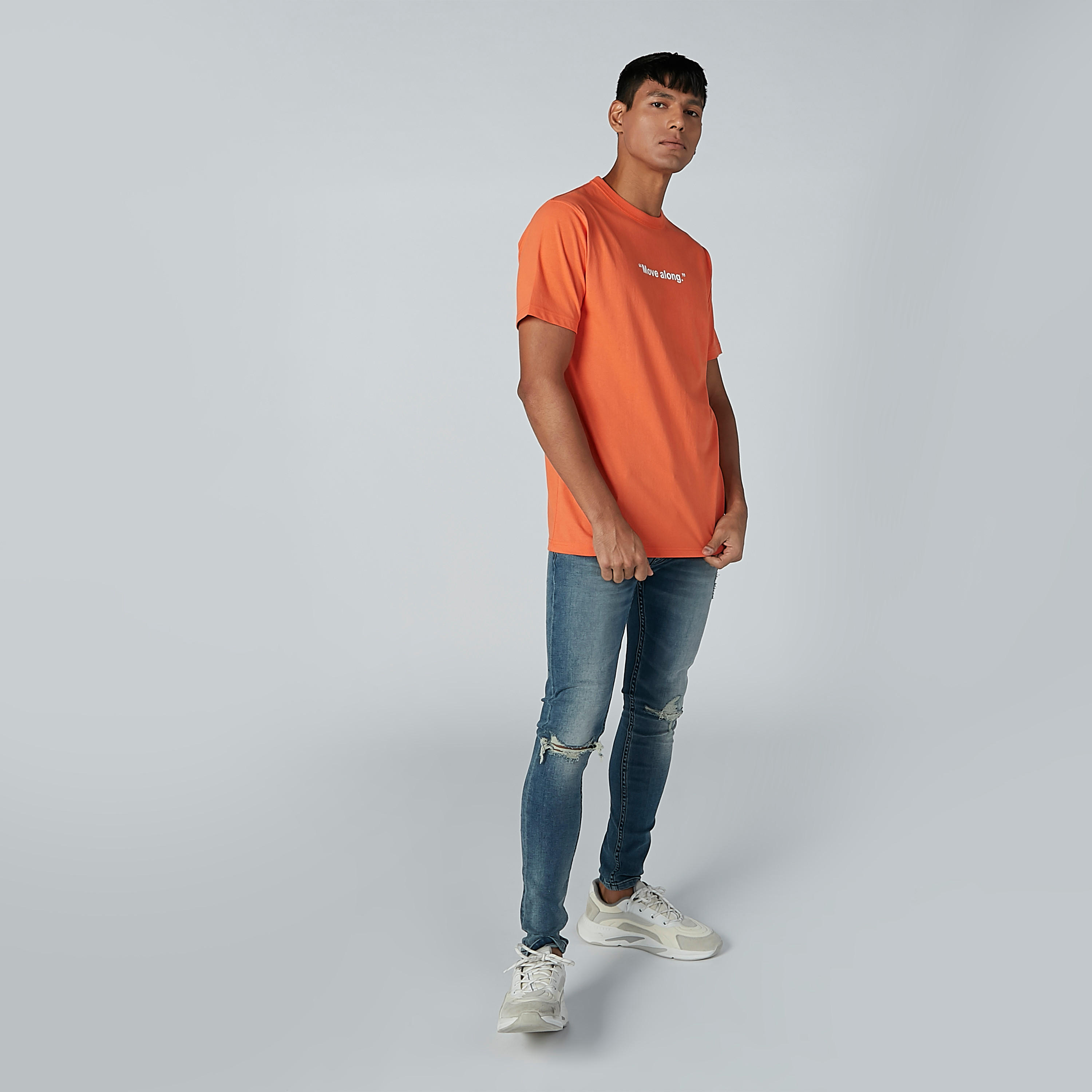 تيشيرت مستدام بياقة مستديرة وأكمام قصيرة وطبعات نصيّة-men-clothing-tshirtsandpolos-tshirts-image-2