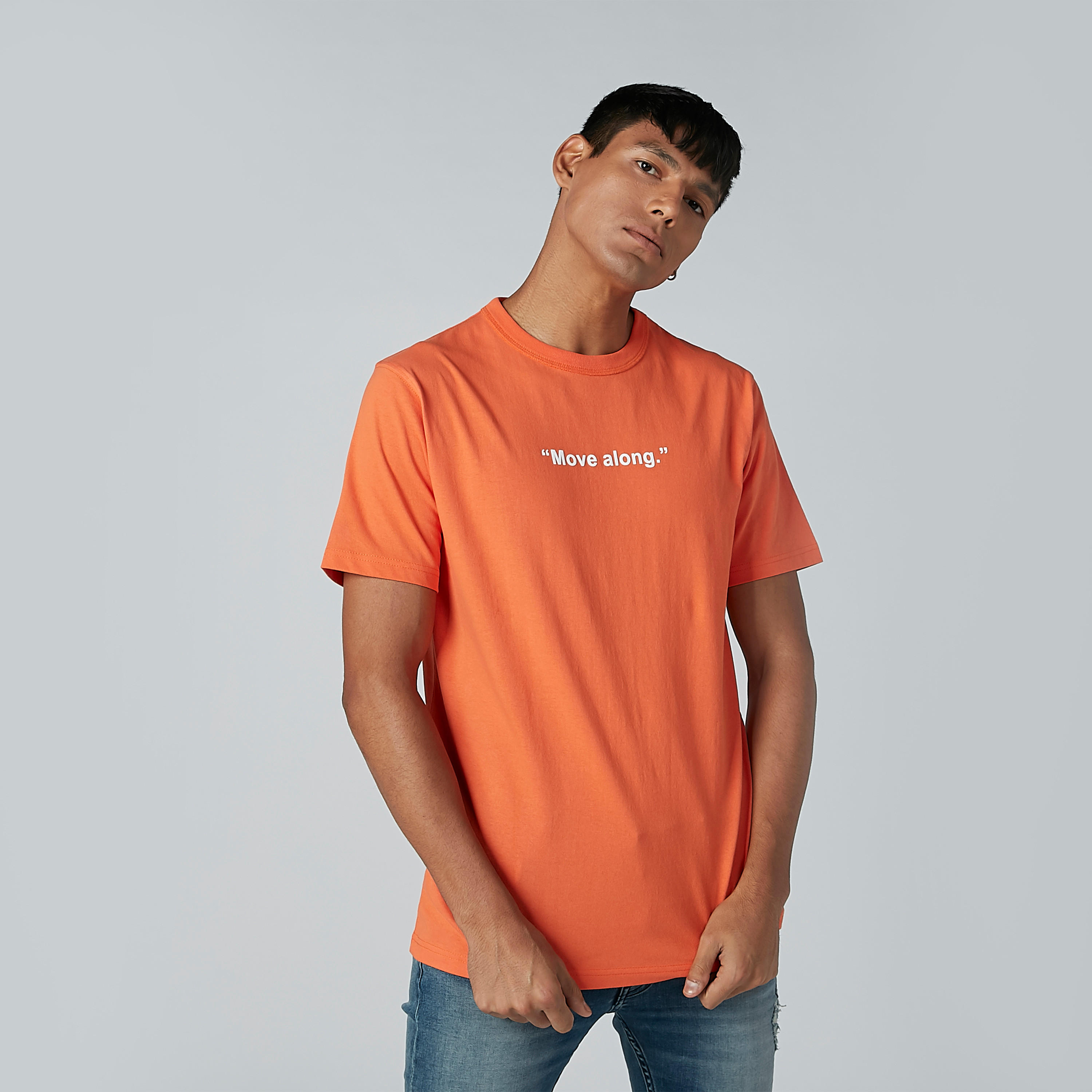 تيشيرت مستدام بياقة مستديرة وأكمام قصيرة وطبعات نصيّة-men-clothing-tshirtsandpolos-tshirts-image-3