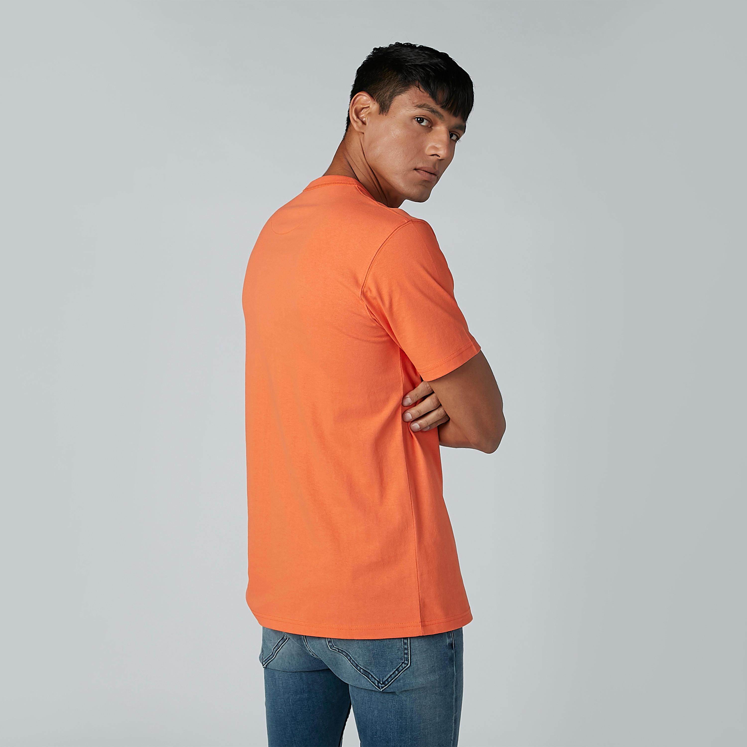 تيشيرت مستدام بياقة مستديرة وأكمام قصيرة وطبعات نصيّة-men-clothing-tshirtsandpolos-tshirts-image-4