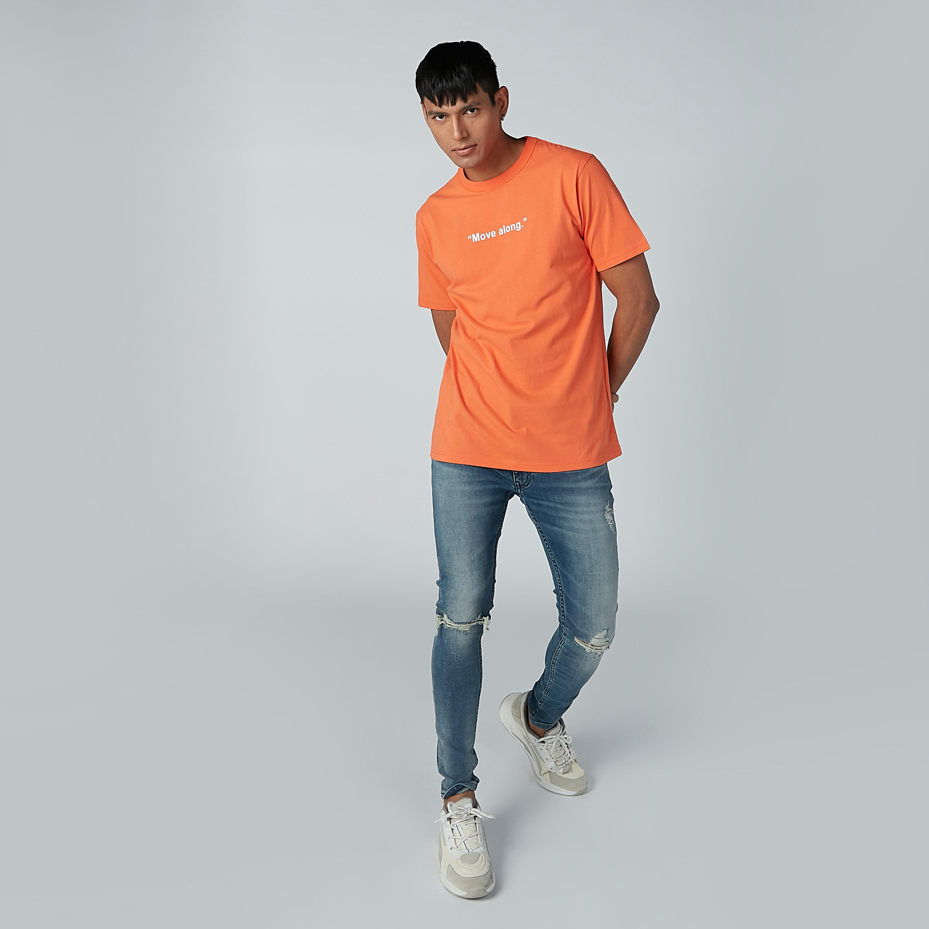 تيشيرت مستدام بياقة مستديرة وأكمام قصيرة وطبعات نصيّة-men-clothing-tshirtsandpolos-tshirts-image-5