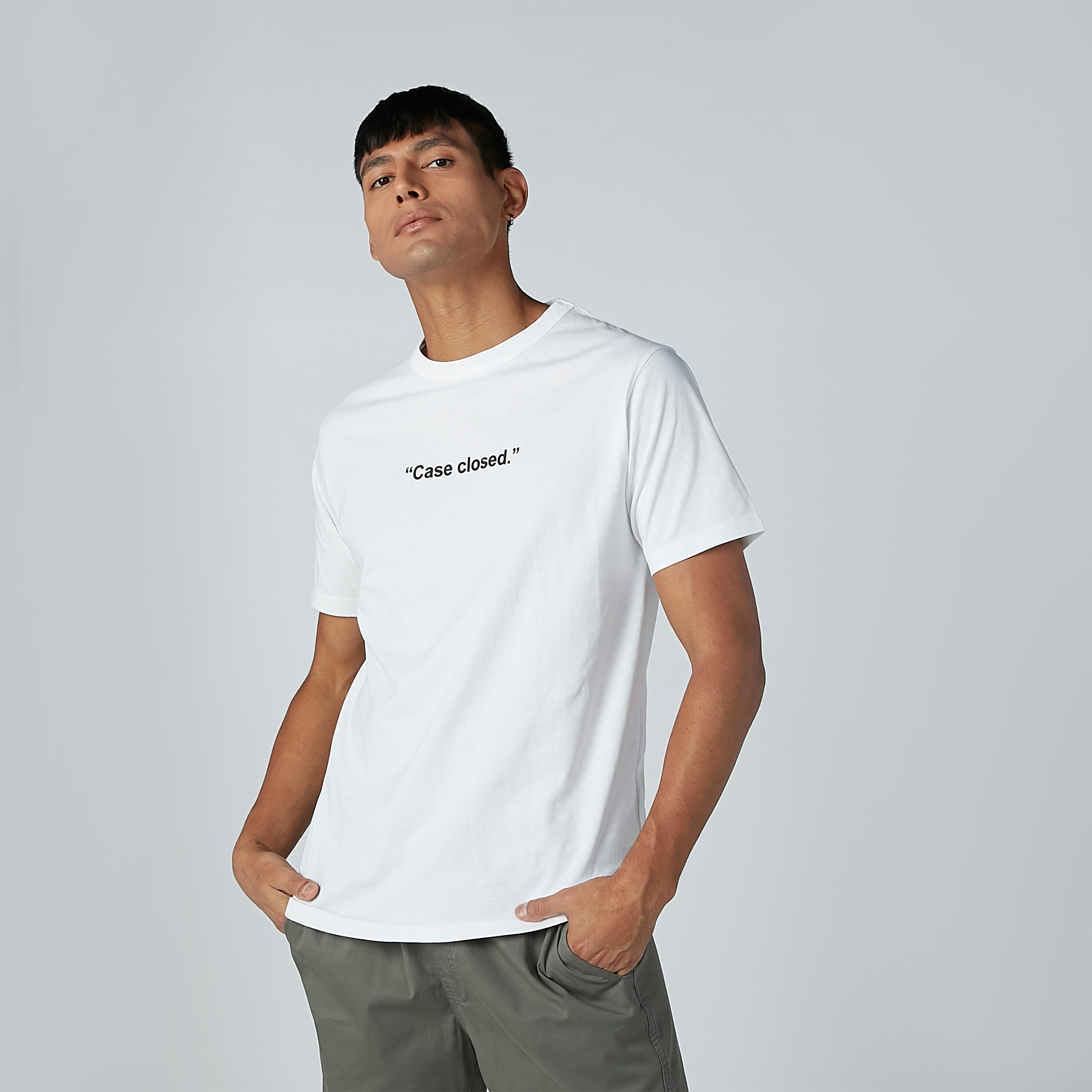 تيشيرت مستدام بياقة مستديرة وأكمام قصيرة وطبعات نصيّة-men-clothing-tshirtsandpolos-tshirts-image-2