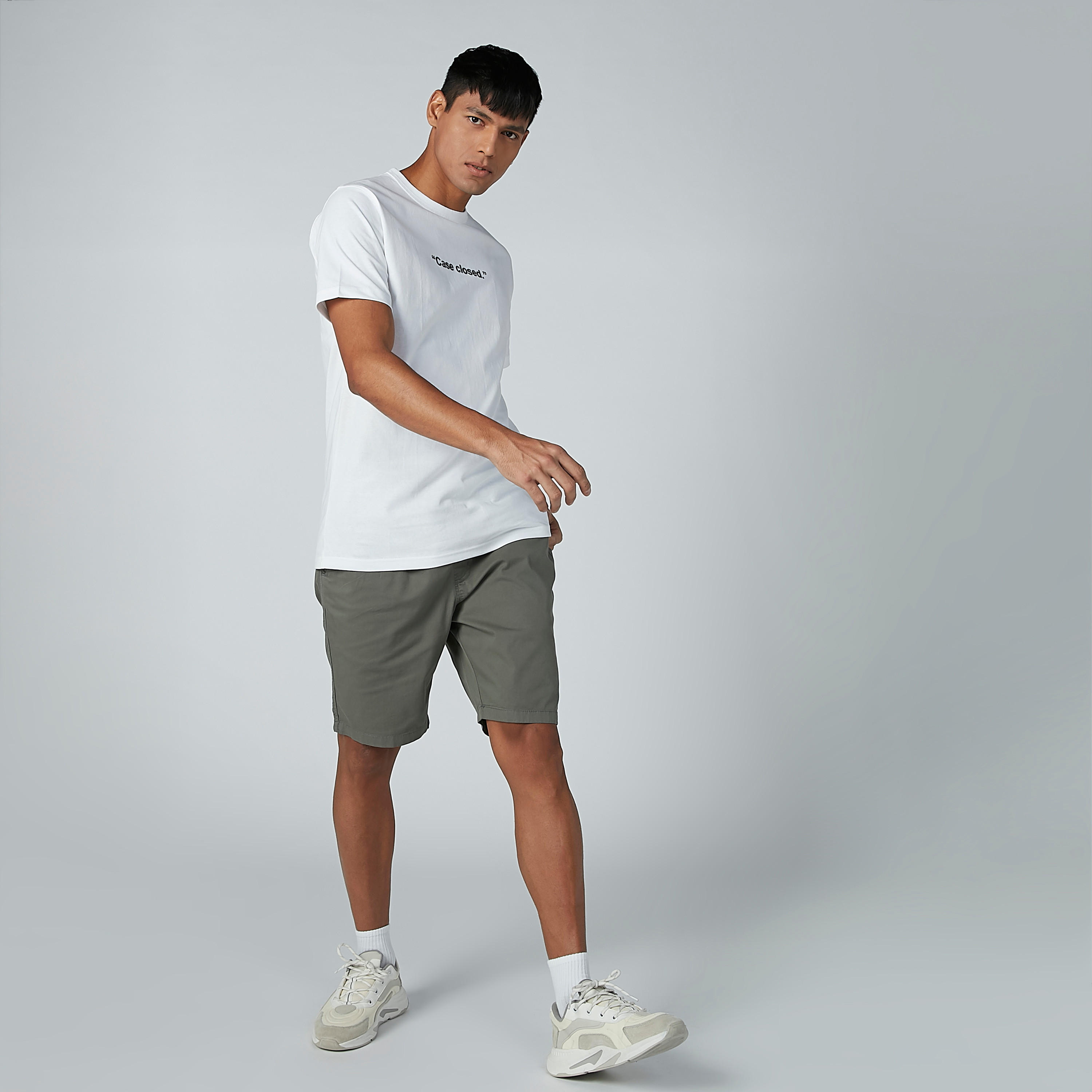 تيشيرت مستدام بياقة مستديرة وأكمام قصيرة وطبعات نصيّة-men-clothing-tshirtsandpolos-tshirts-image-3