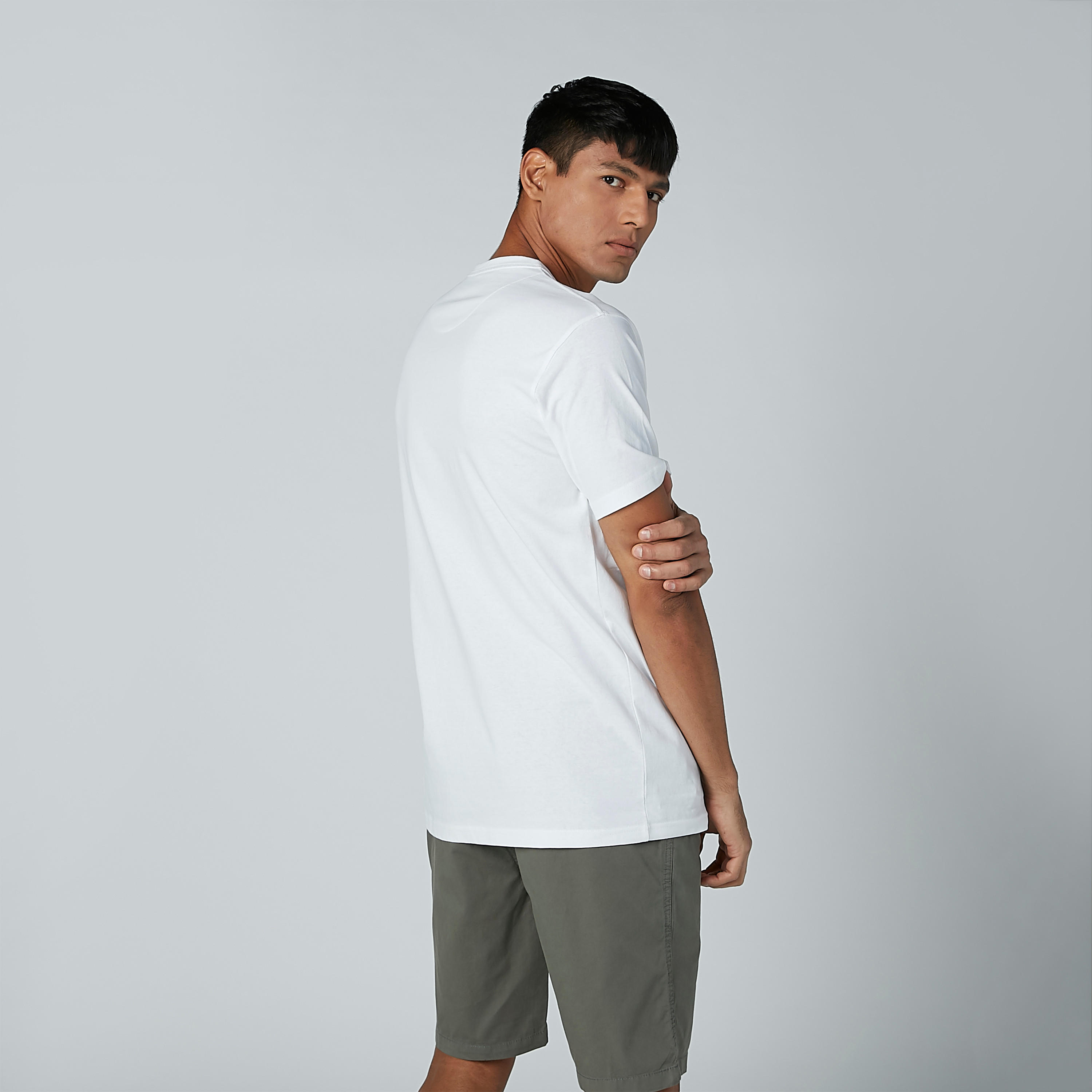 تيشيرت مستدام بياقة مستديرة وأكمام قصيرة وطبعات نصيّة-men-clothing-tshirtsandpolos-tshirts-image-4