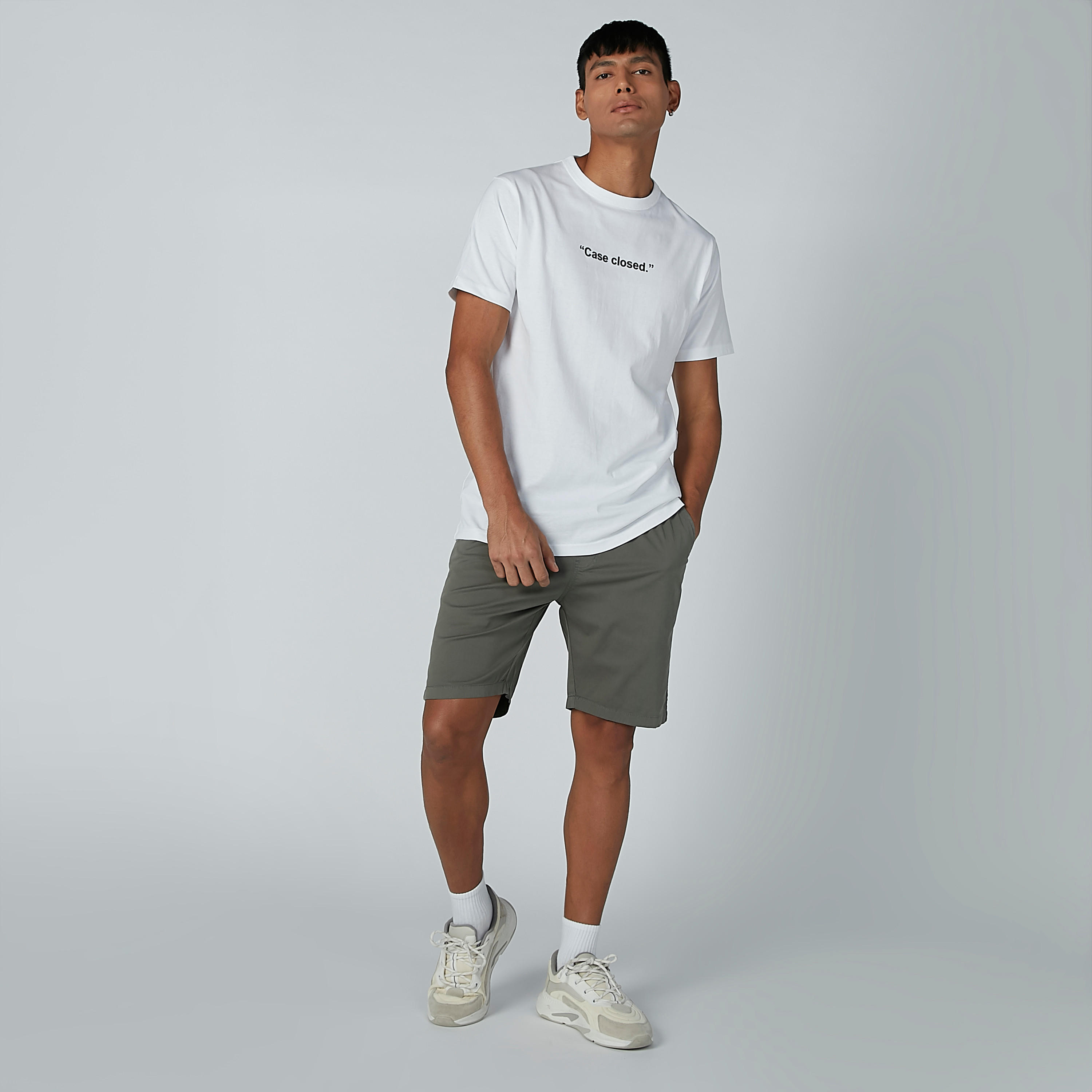 تيشيرت مستدام بياقة مستديرة وأكمام قصيرة وطبعات نصيّة-men-clothing-tshirtsandpolos-tshirts-image-5