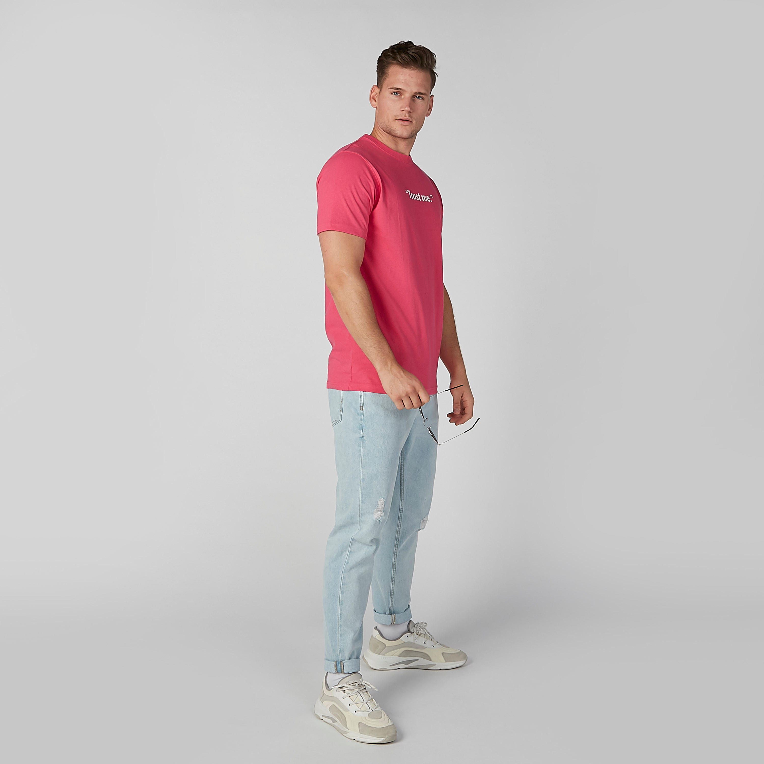 تيشيرت مستدام بقصّة سليم وطبعات-men-clothing-tshirtsandpolos-tshirts-image-3