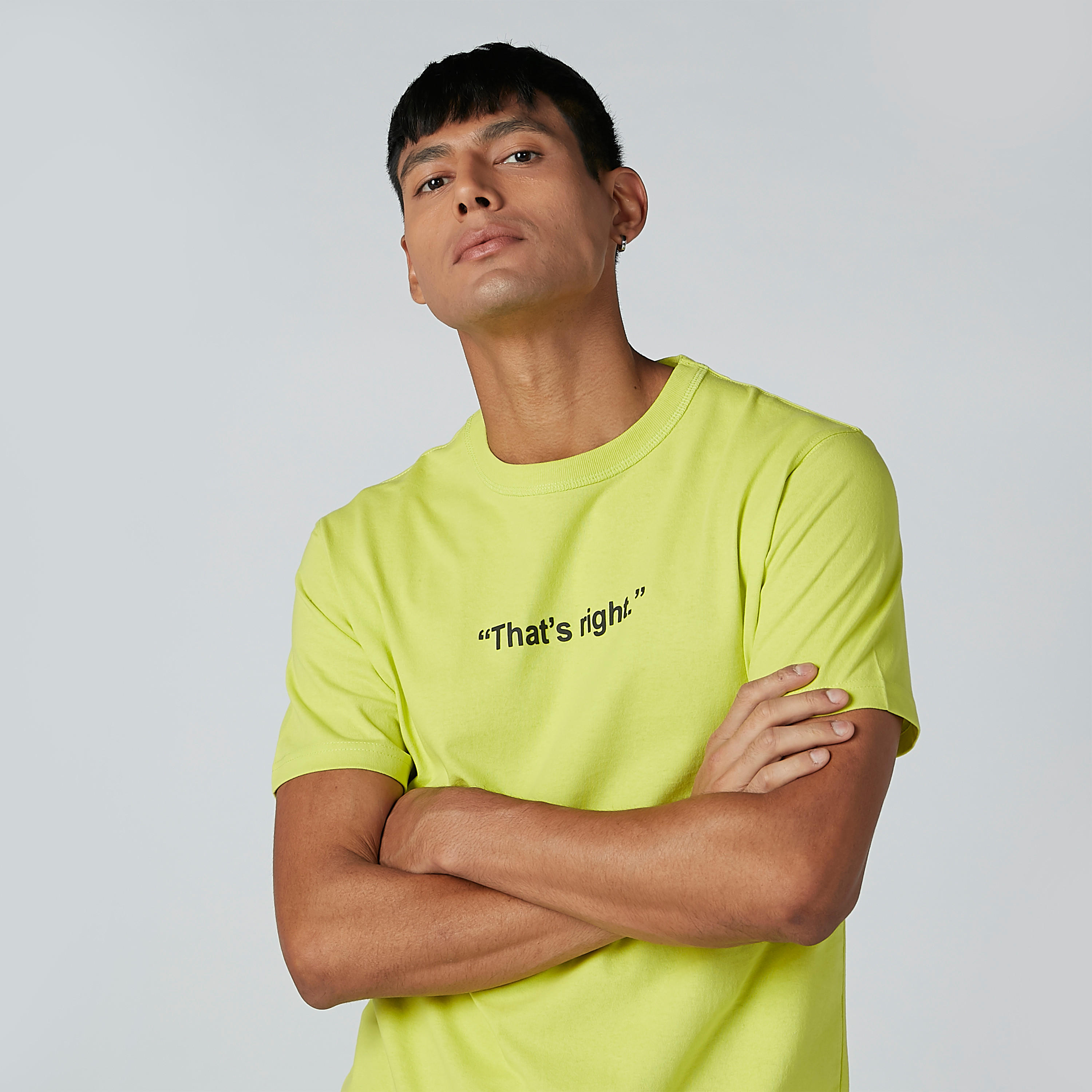 تيشيرت مستدام بياقة مستديرة وأكمام قصيرة وطبعات نصيّة-men-clothing-tshirtsandpolos-tshirts-image-1