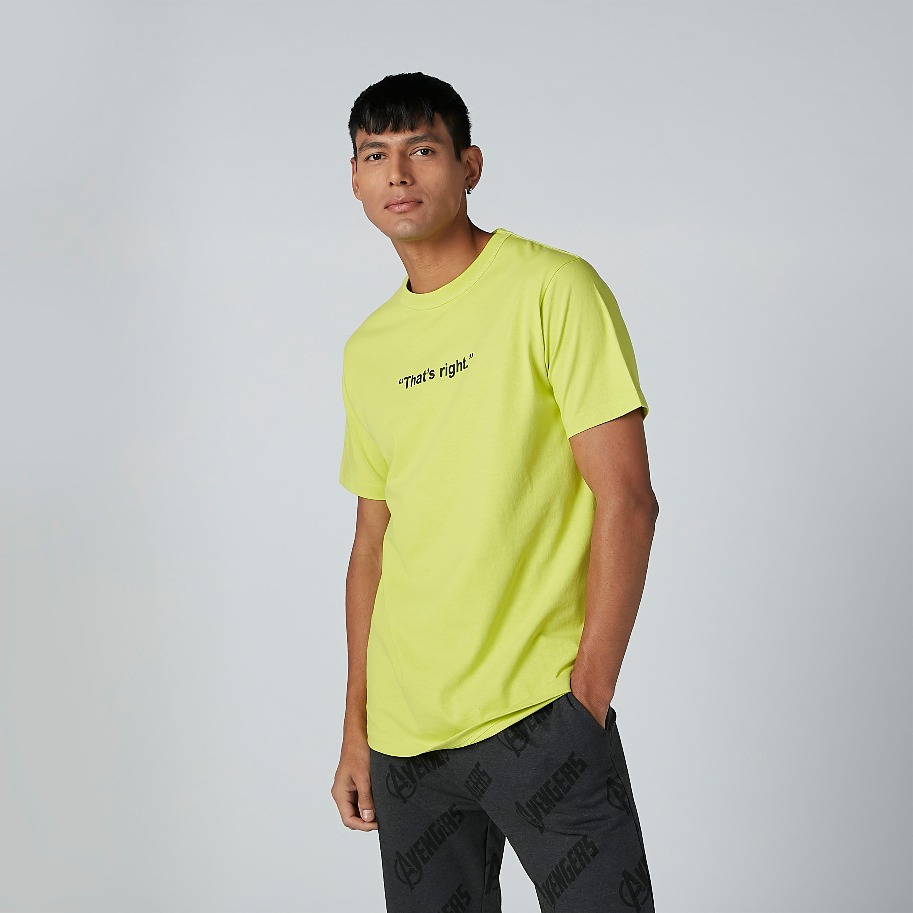 تيشيرت مستدام بياقة مستديرة وأكمام قصيرة وطبعات نصيّة-men-clothing-tshirtsandpolos-tshirts-image-2