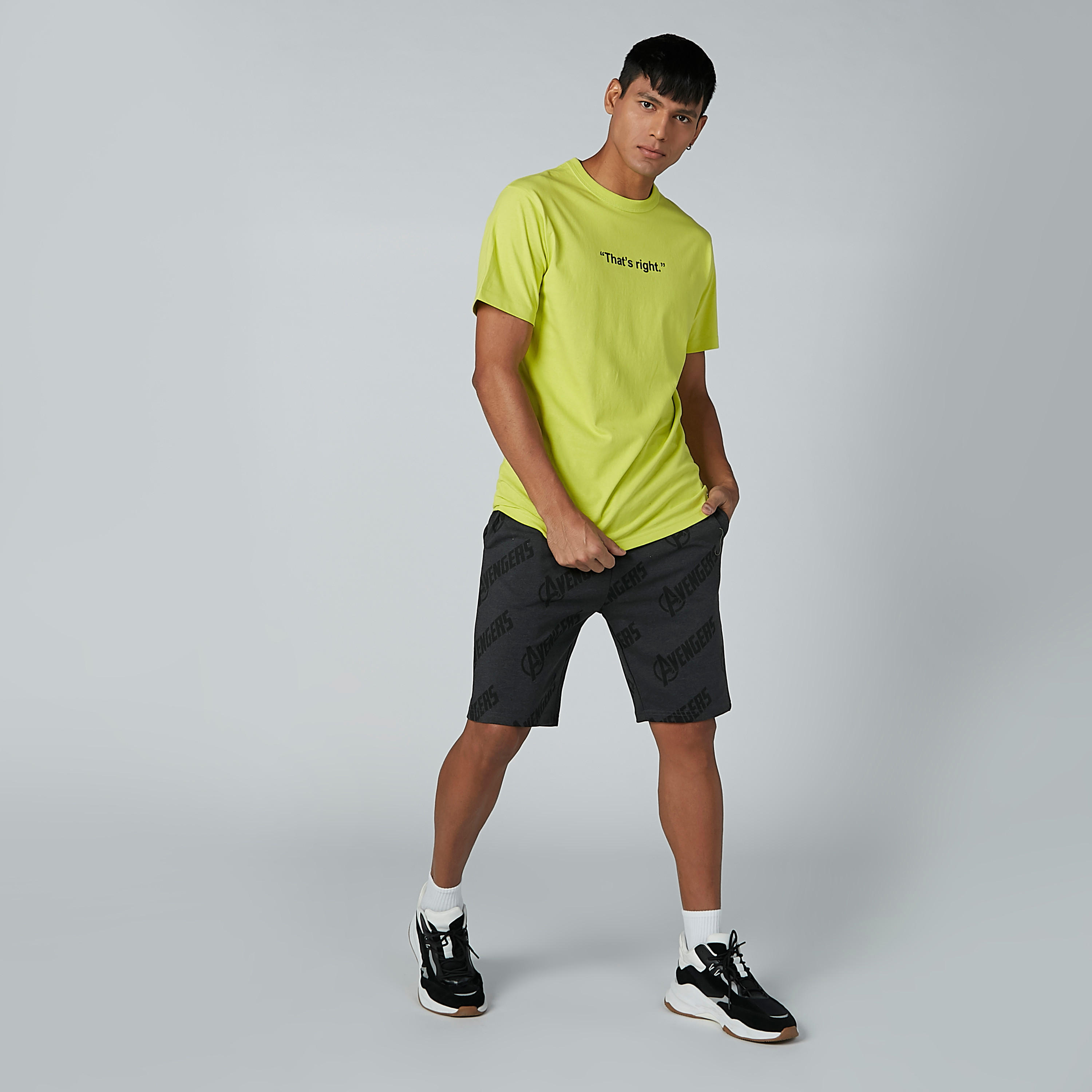 تيشيرت مستدام بياقة مستديرة وأكمام قصيرة وطبعات نصيّة-men-clothing-tshirtsandpolos-tshirts-image-3