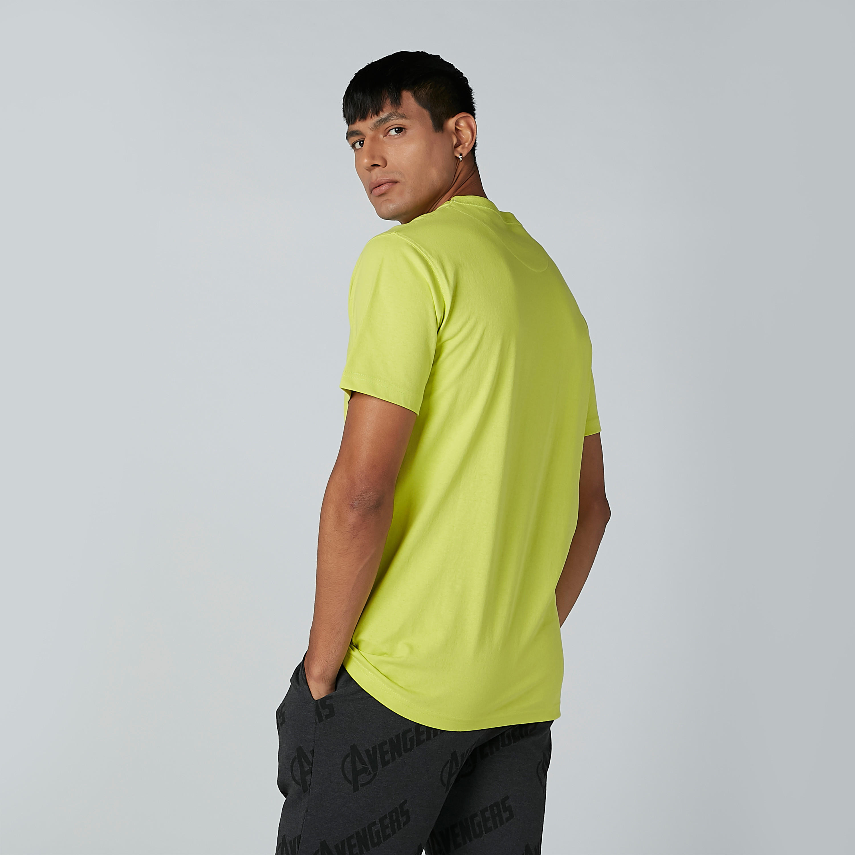 تيشيرت مستدام بياقة مستديرة وأكمام قصيرة وطبعات نصيّة-men-clothing-tshirtsandpolos-tshirts-image-4