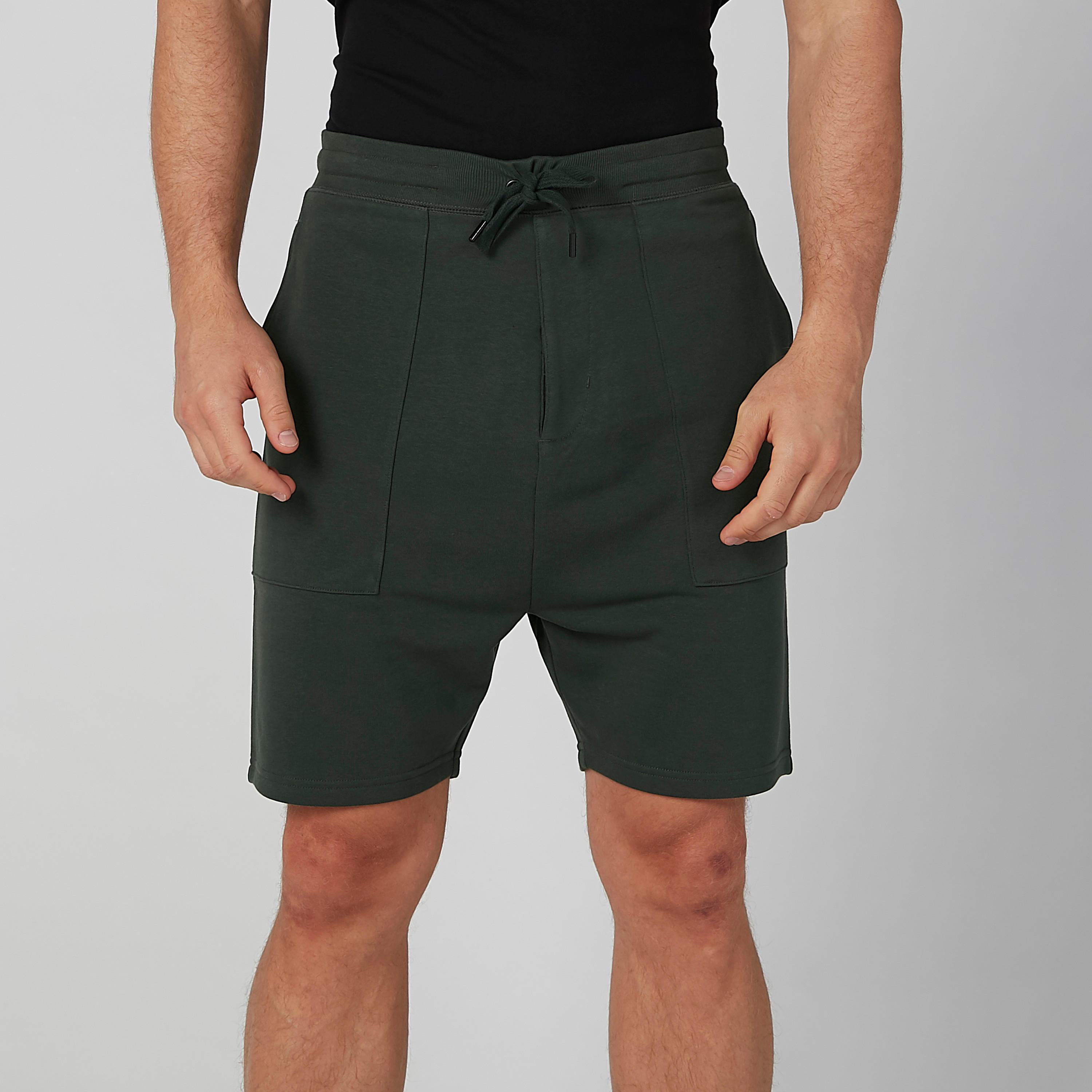 شورت مستدام سادة بقصّة سليم وجيوب-men-clothing-bottoms-shorts-image-1