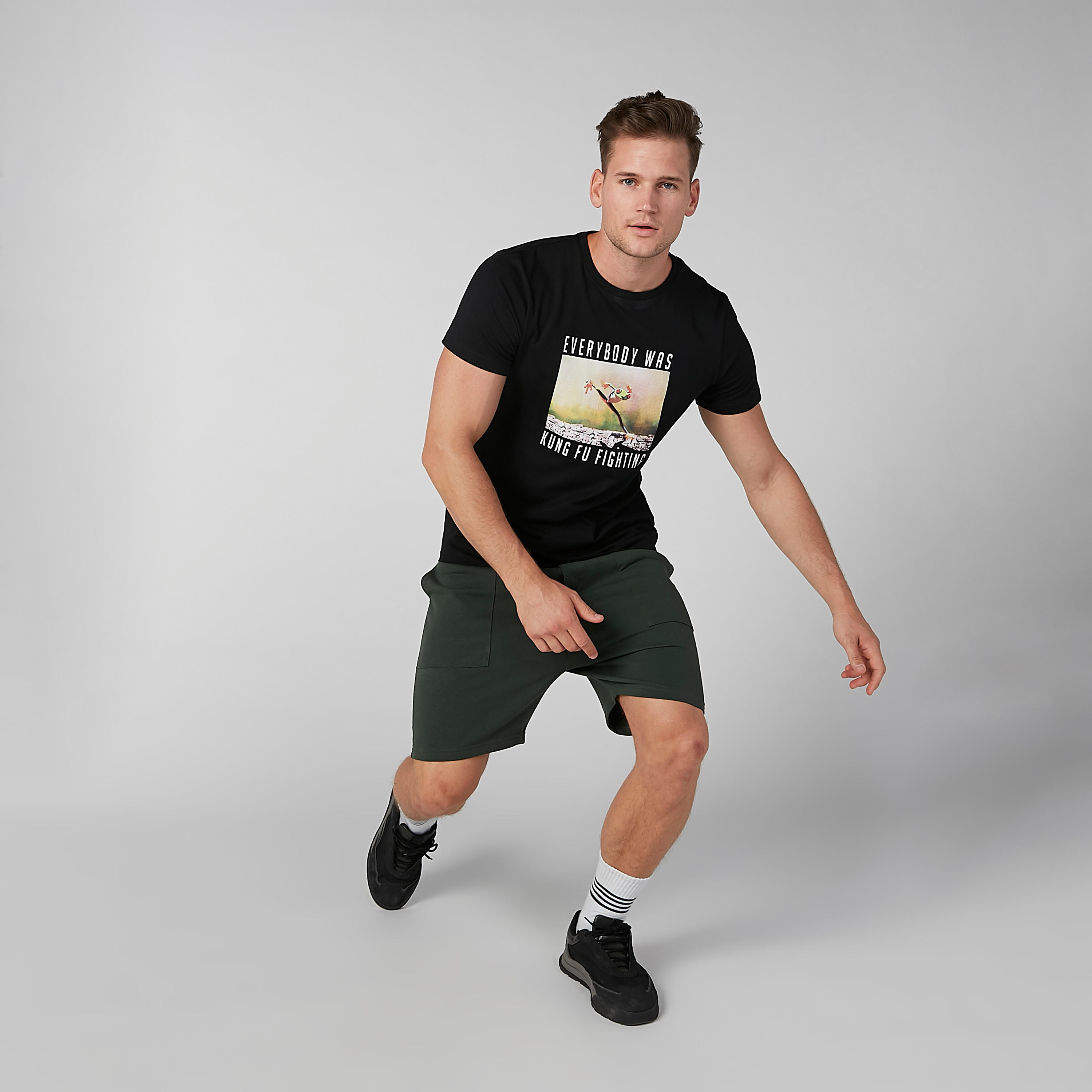 شورت مستدام سادة بقصّة سليم وجيوب-men-clothing-bottoms-shorts-image-2