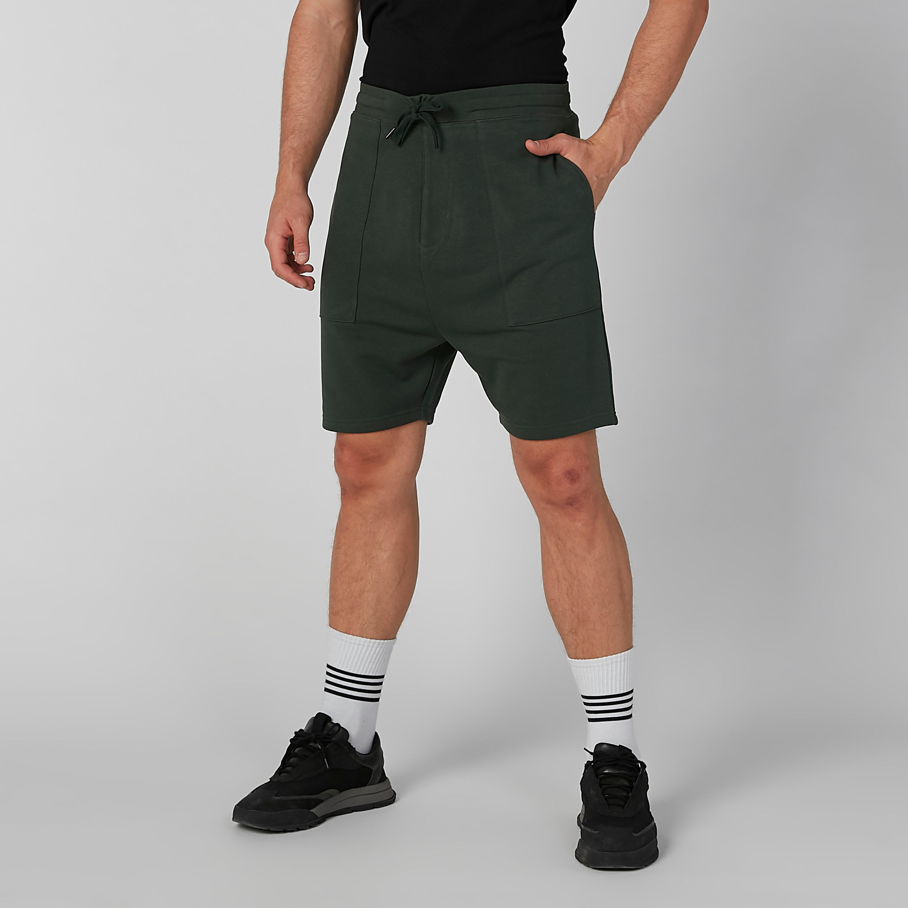 شورت مستدام سادة بقصّة سليم وجيوب-men-clothing-bottoms-shorts-image-3