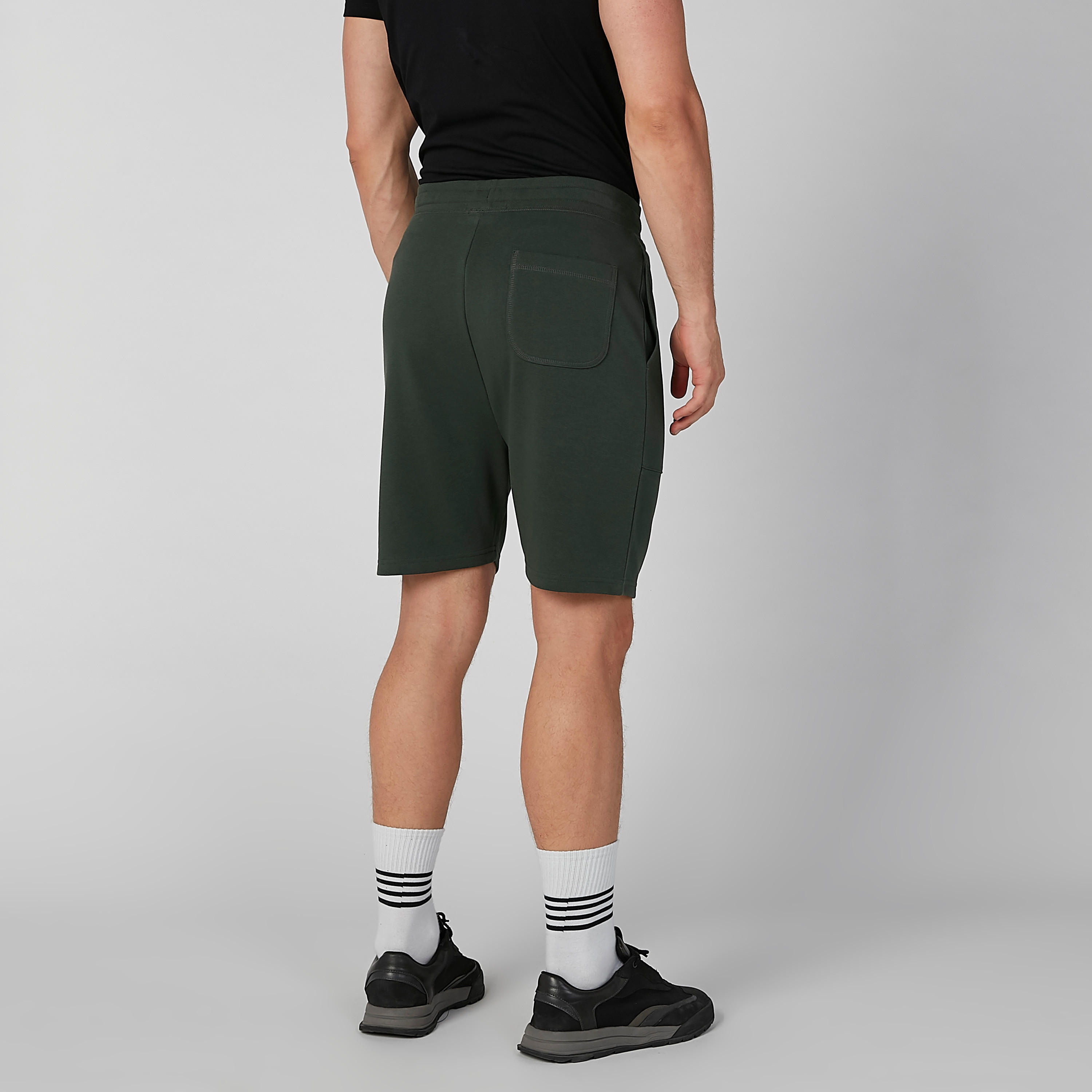 شورت مستدام سادة بقصّة سليم وجيوب-men-clothing-bottoms-shorts-image-4