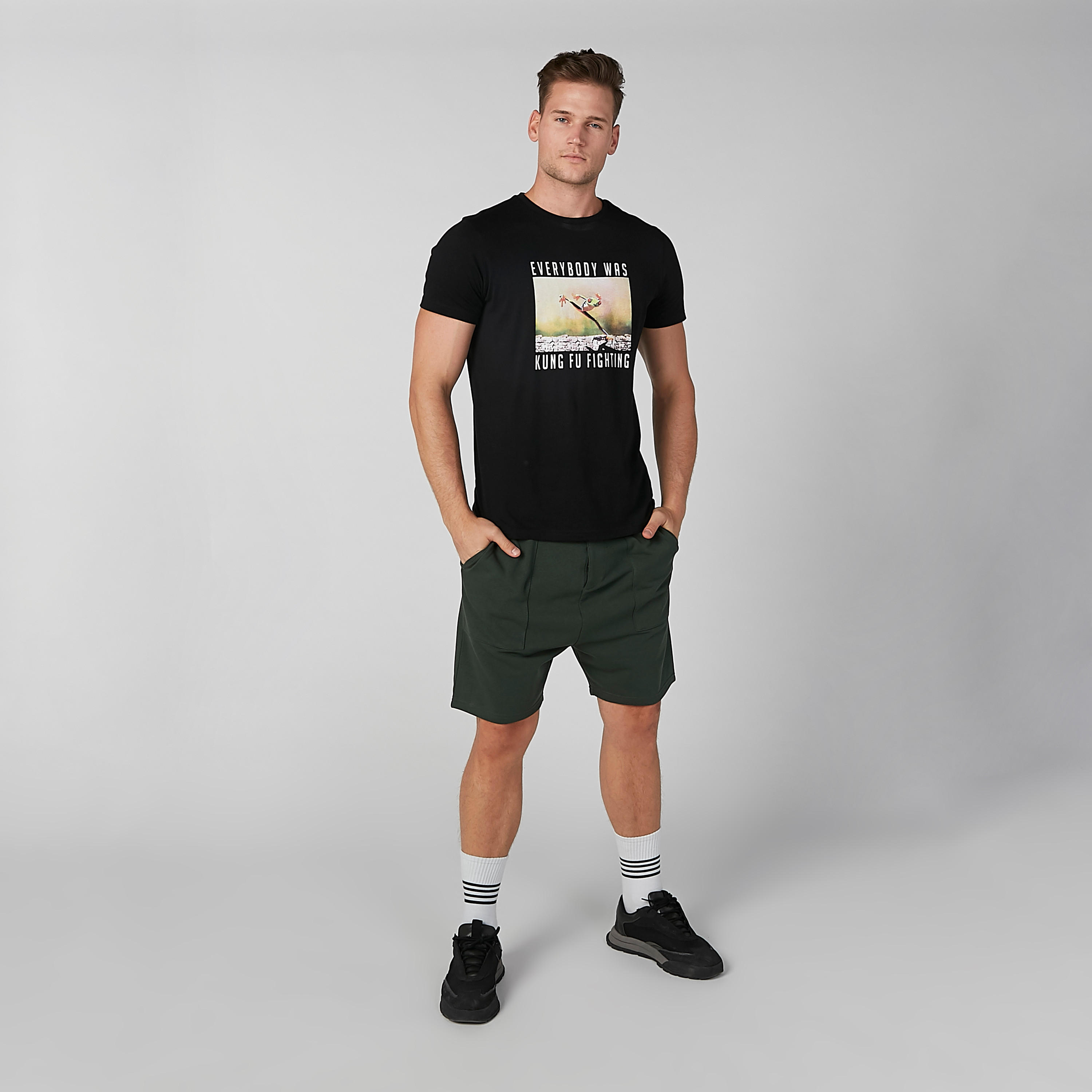 شورت مستدام سادة بقصّة سليم وجيوب-men-clothing-bottoms-shorts-image-5
