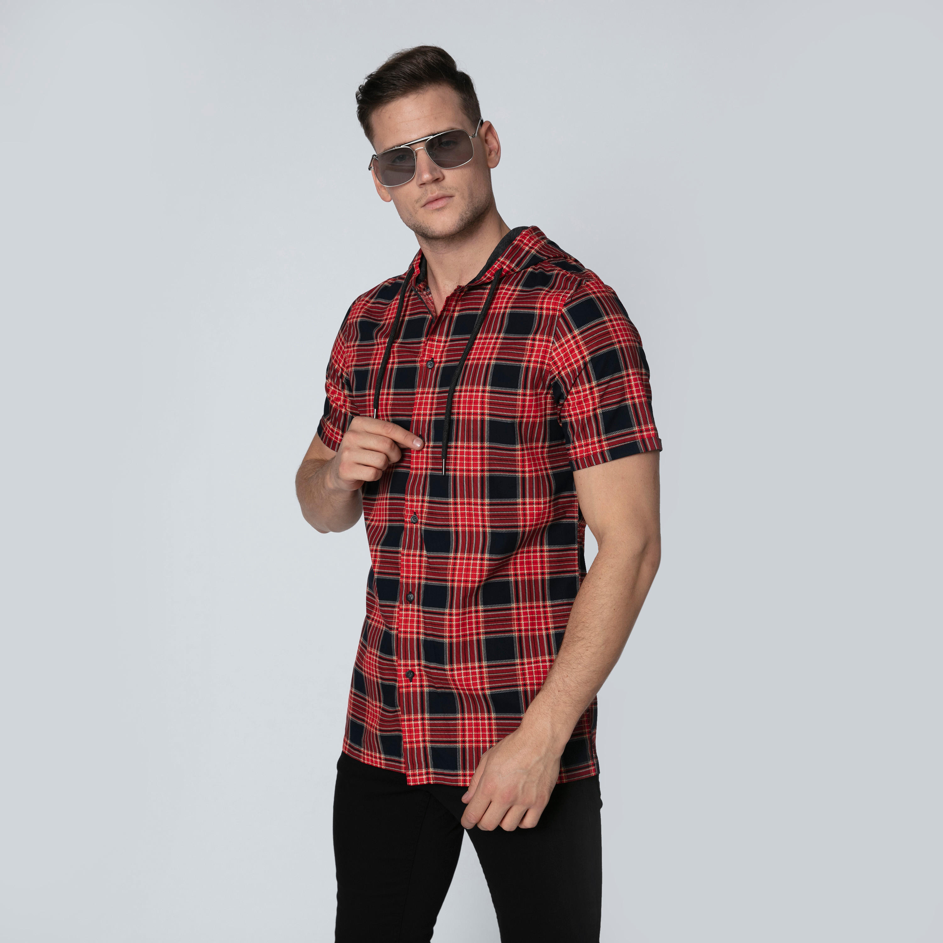 قميص كاروهات بقبّعة وأكمام قصيرة وأزرار-men-clothing-shirts-image-1