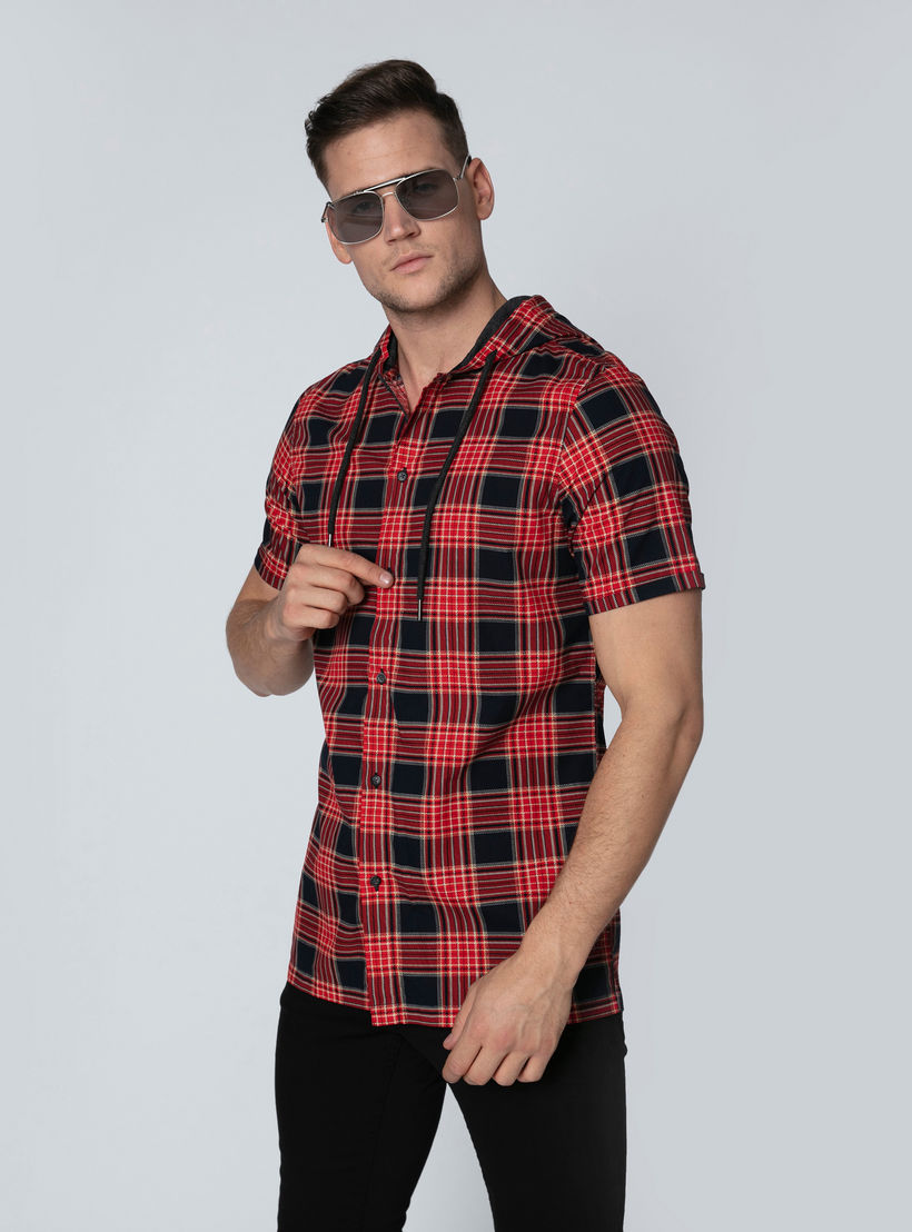 قميص كاروهات بقبّعة وأكمام قصيرة وأزرار-men-clothing-shirts-image-1