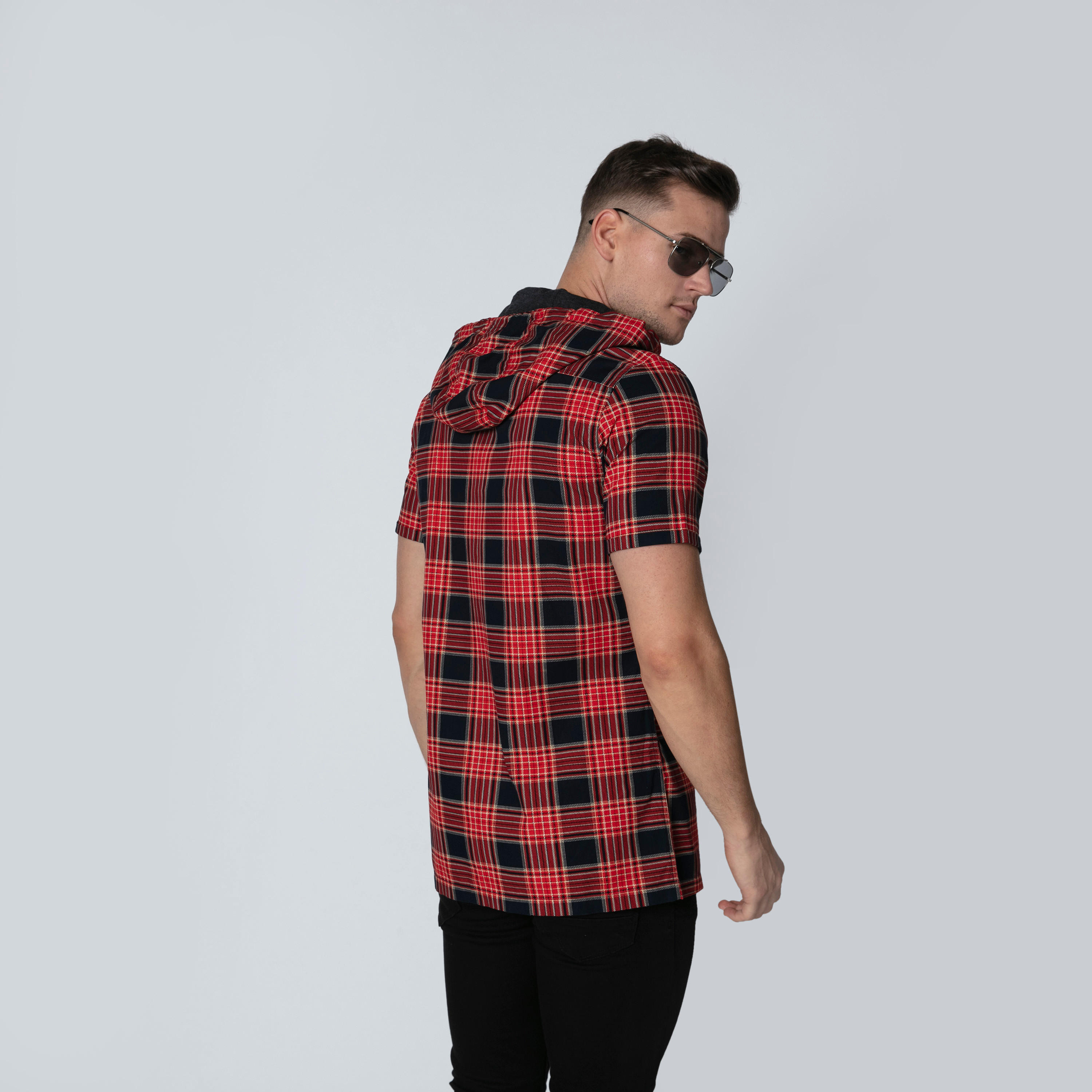 قميص كاروهات بقبّعة وأكمام قصيرة وأزرار-men-clothing-shirts-image-2