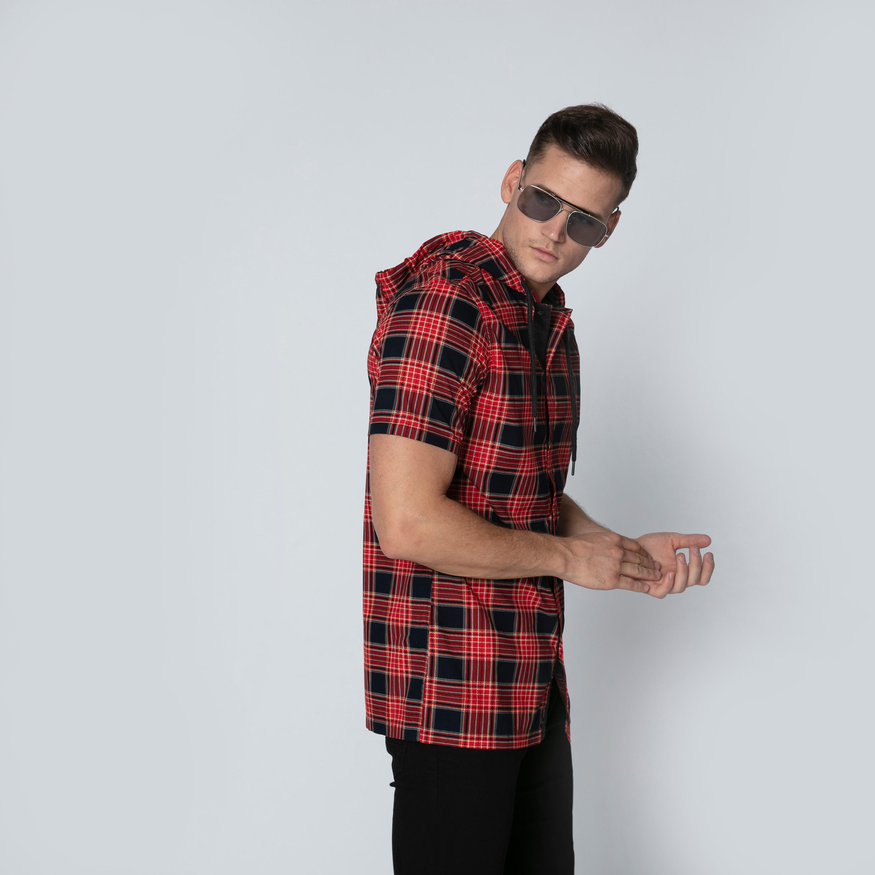 قميص كاروهات بقبّعة وأكمام قصيرة وأزرار-men-clothing-shirts-image-4