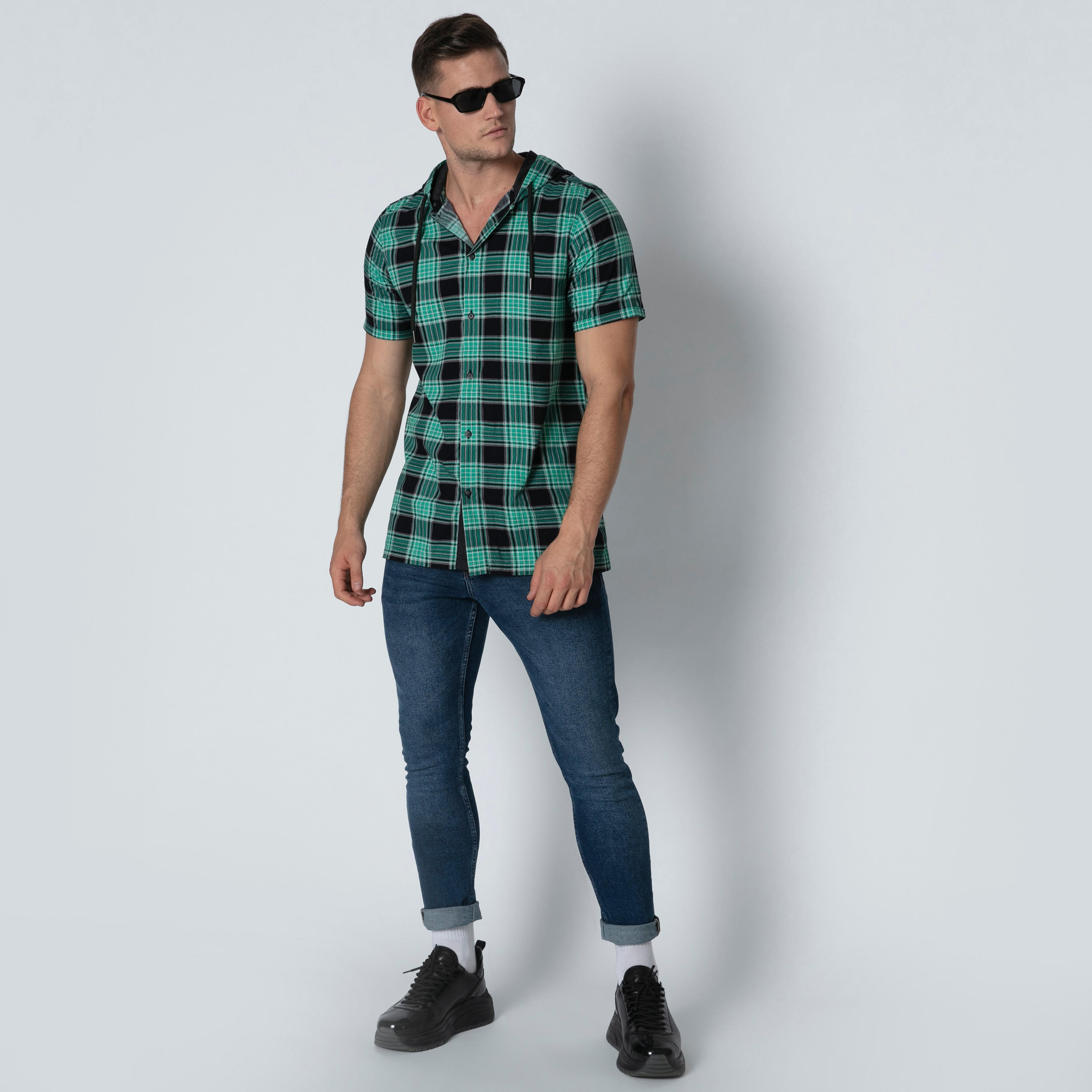 قميص كاروهات بقبّعة وأكمام قصيرة-men-clothing-shirts-image-1